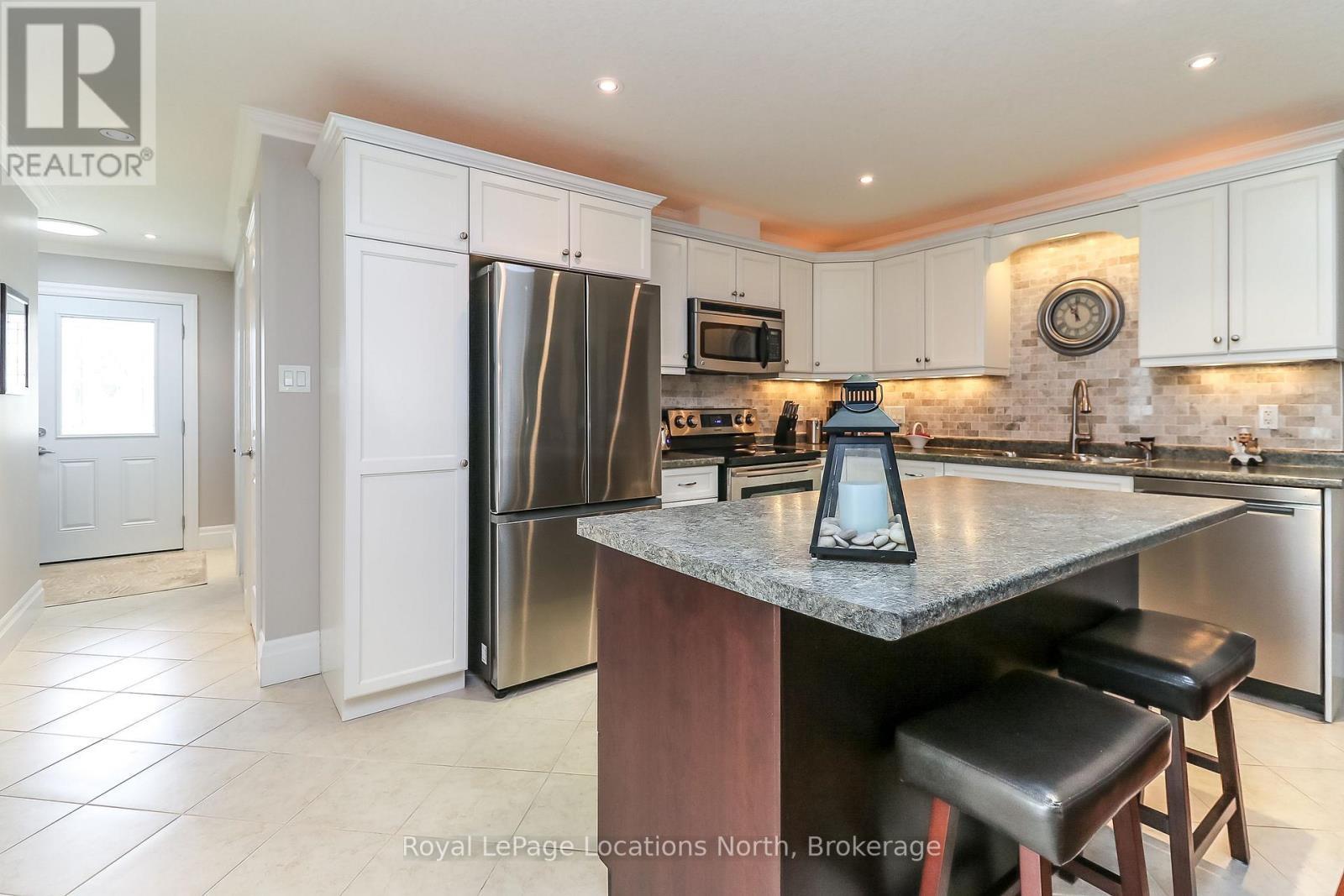 67 Greenway Drive, Wasaga Beach, ON - Indoor Photo Showing Kitchen With Stainless Steel Kitchen With Upgraded Kitchen