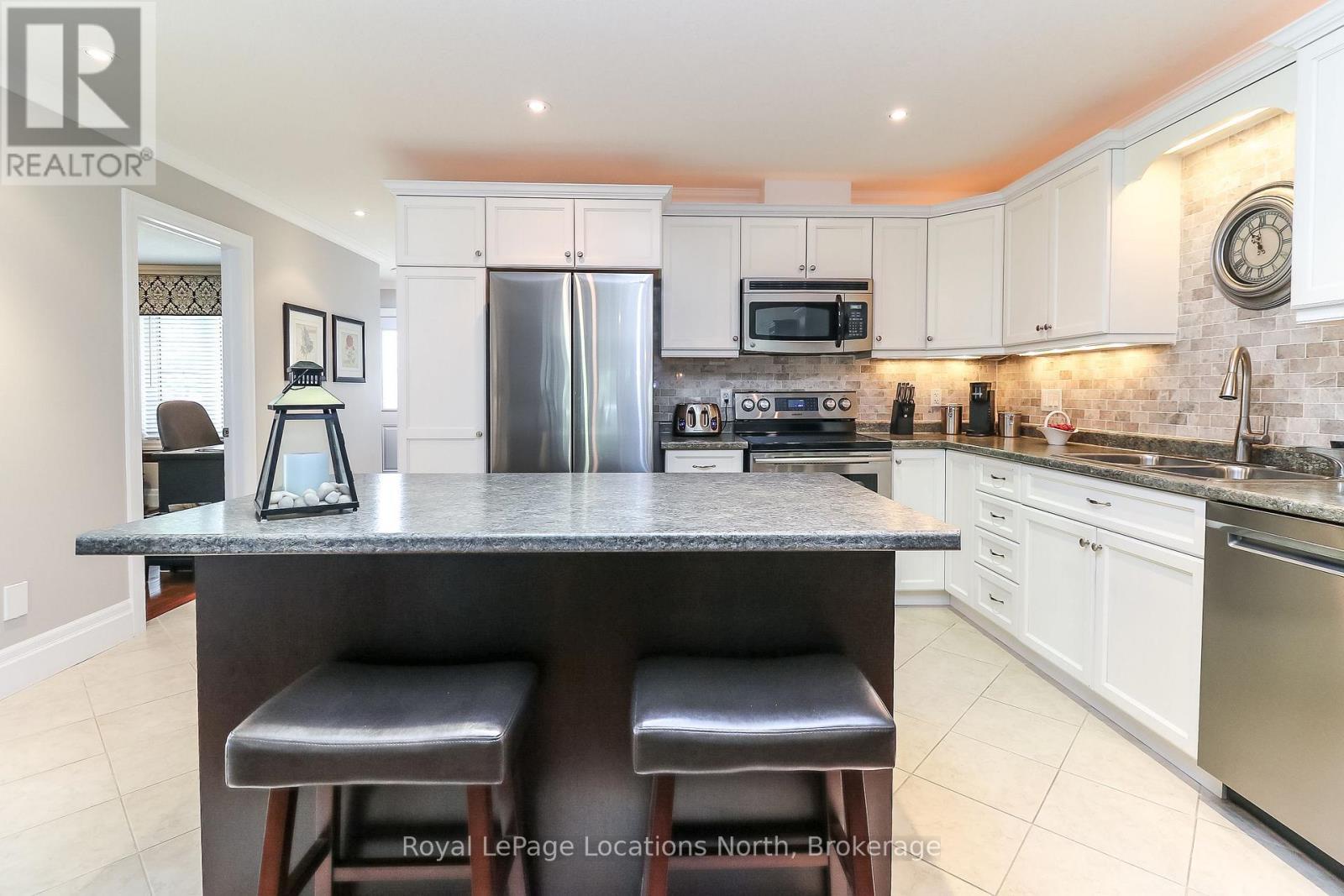 67 Greenway Drive, Wasaga Beach, ON - Indoor Photo Showing Kitchen With Stainless Steel Kitchen With Double Sink With Upgraded Kitchen