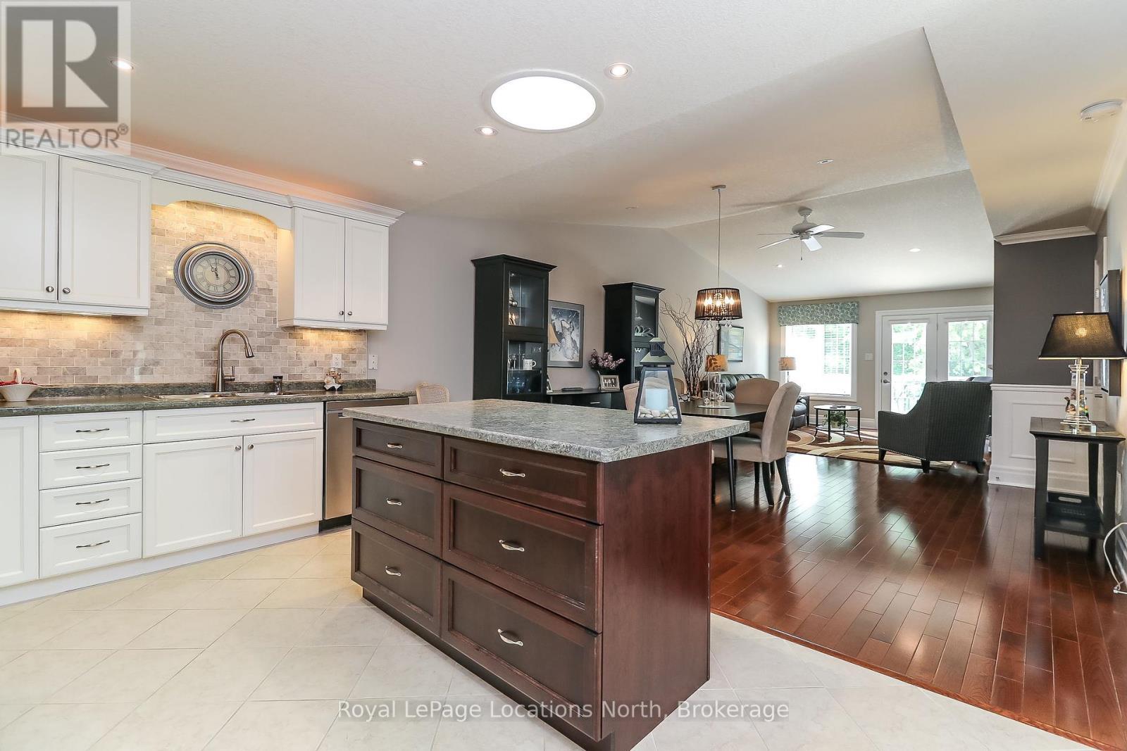 67 Greenway Drive, Wasaga Beach, ON - Indoor Photo Showing Kitchen With Upgraded Kitchen