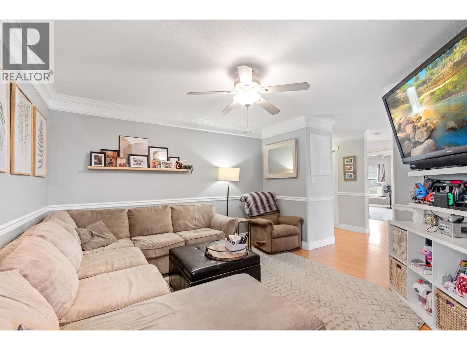 2300 Upper Bench Road, Cawston, BC - Indoor Photo Showing Living Room