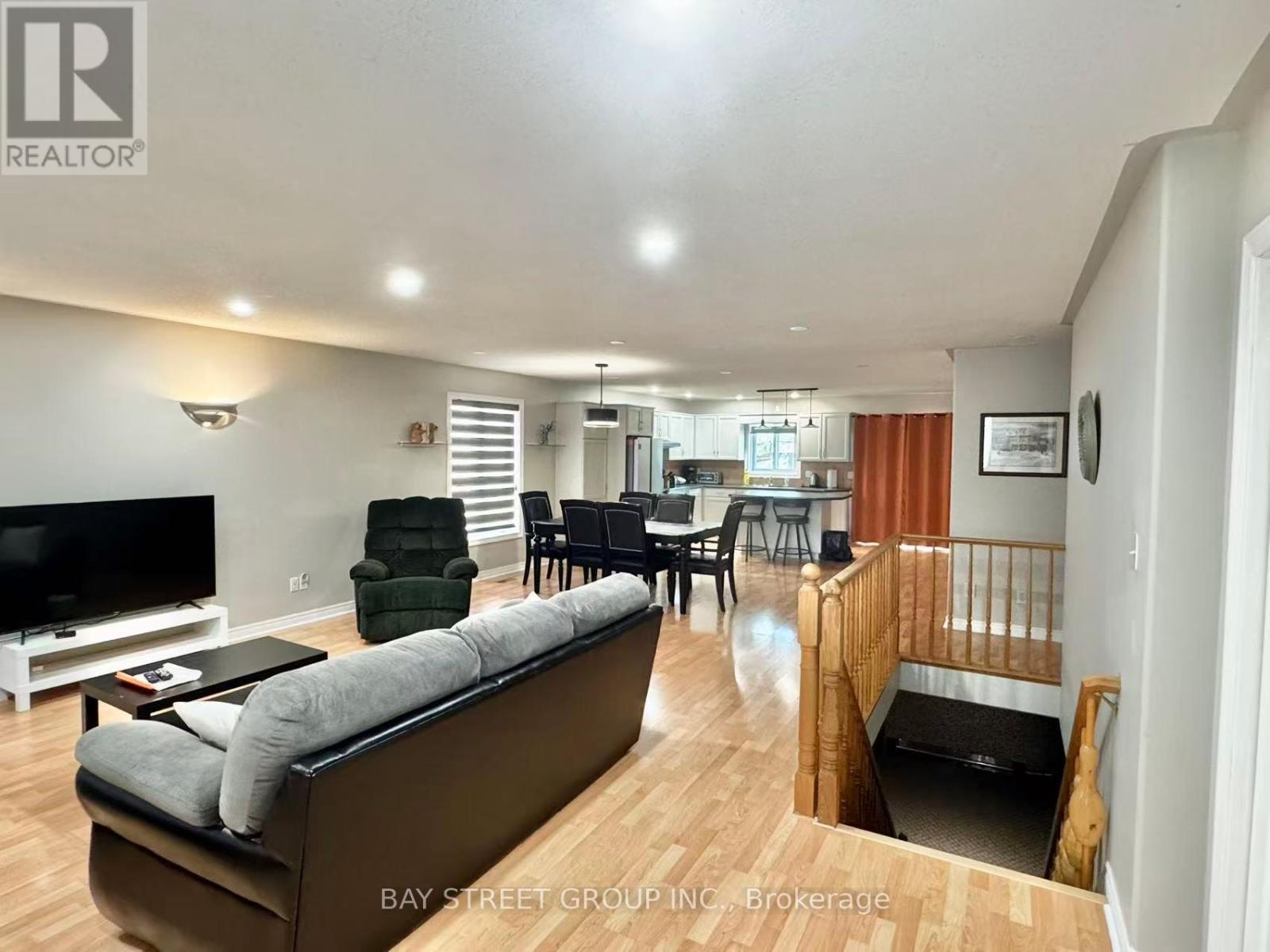 8189 Harvest Crescent, Niagara Falls, ON - Indoor Photo Showing Living Room