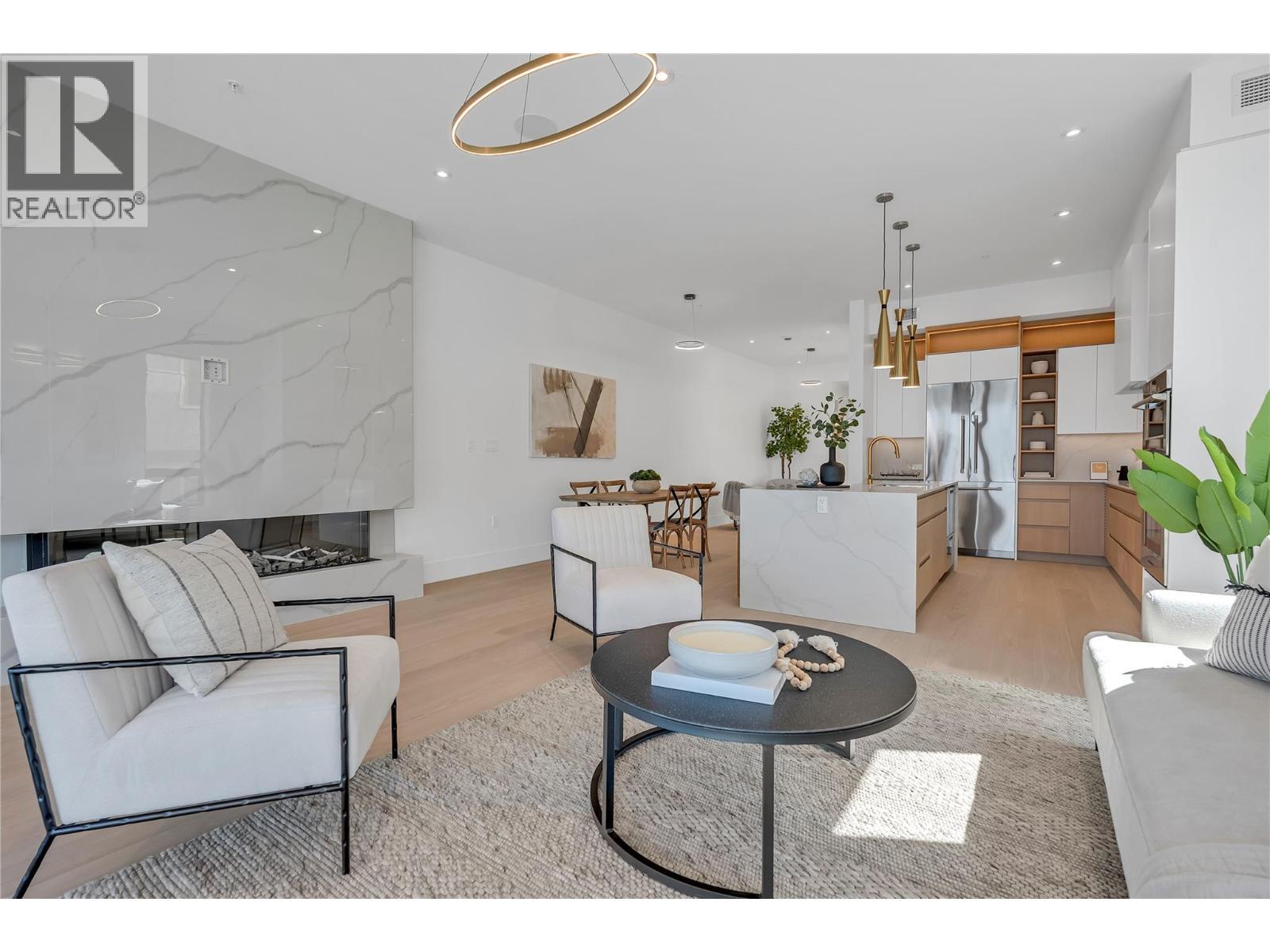 602 Lakeshore Drive Unit# 201, Penticton, BC - Indoor Photo Showing Living Room