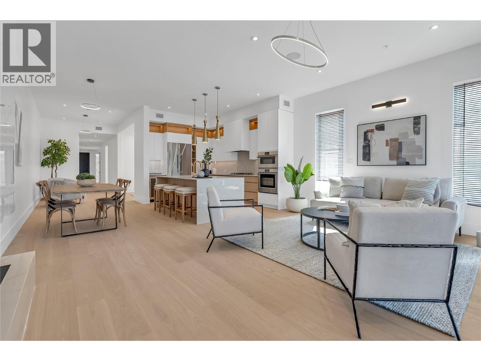 602 Lakeshore Drive Unit# 201, Penticton, BC - Indoor Photo Showing Living Room