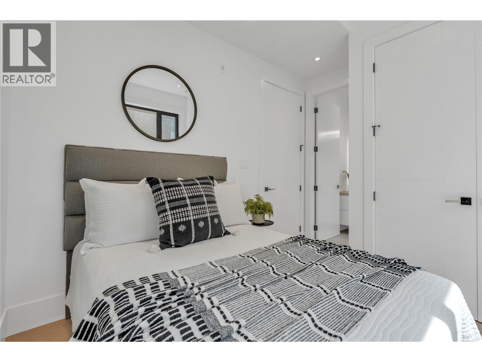 602 Lakeshore Drive Unit# 201, Penticton, BC - Indoor Photo Showing Bedroom