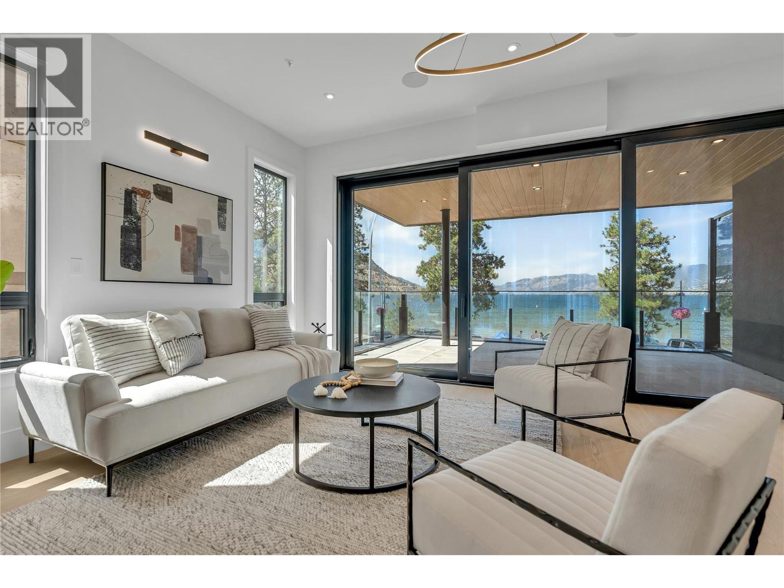 602 Lakeshore Drive Unit# 201, Penticton, BC - Indoor Photo Showing Living Room