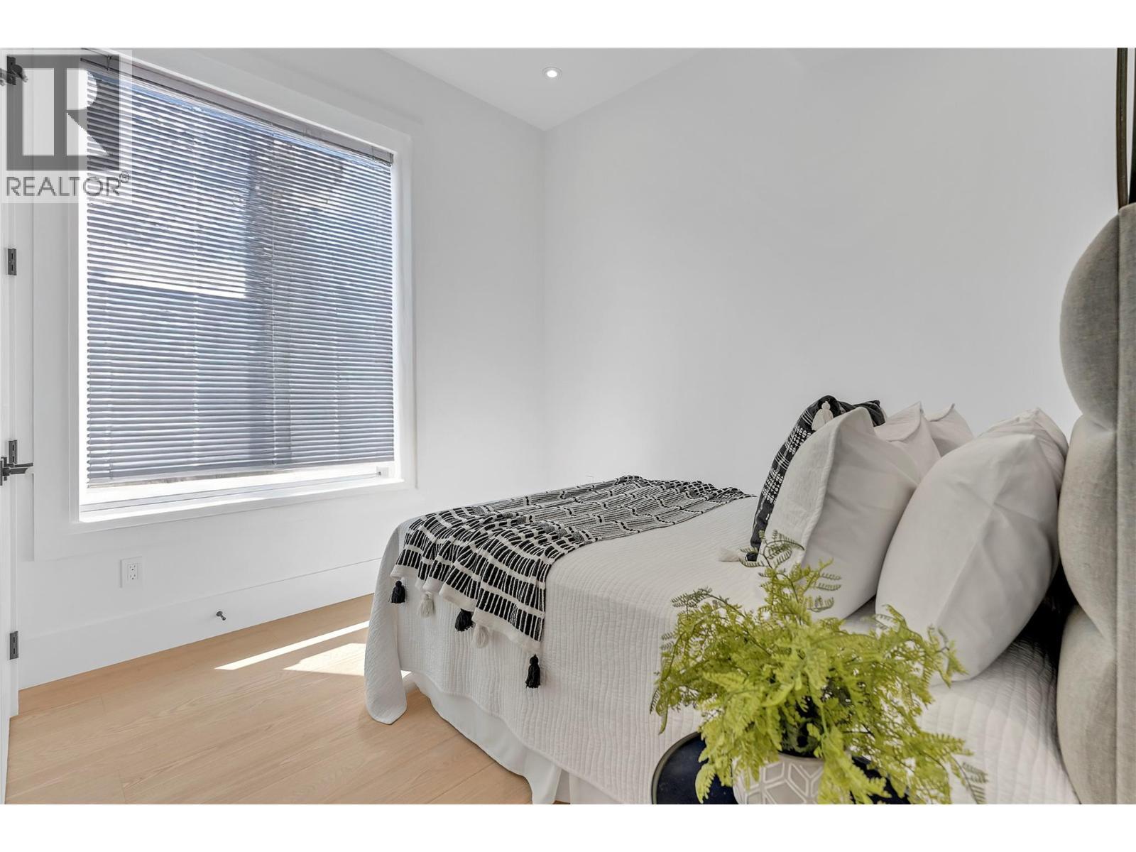 602 Lakeshore Drive Unit# 201, Penticton, BC - Indoor Photo Showing Bedroom