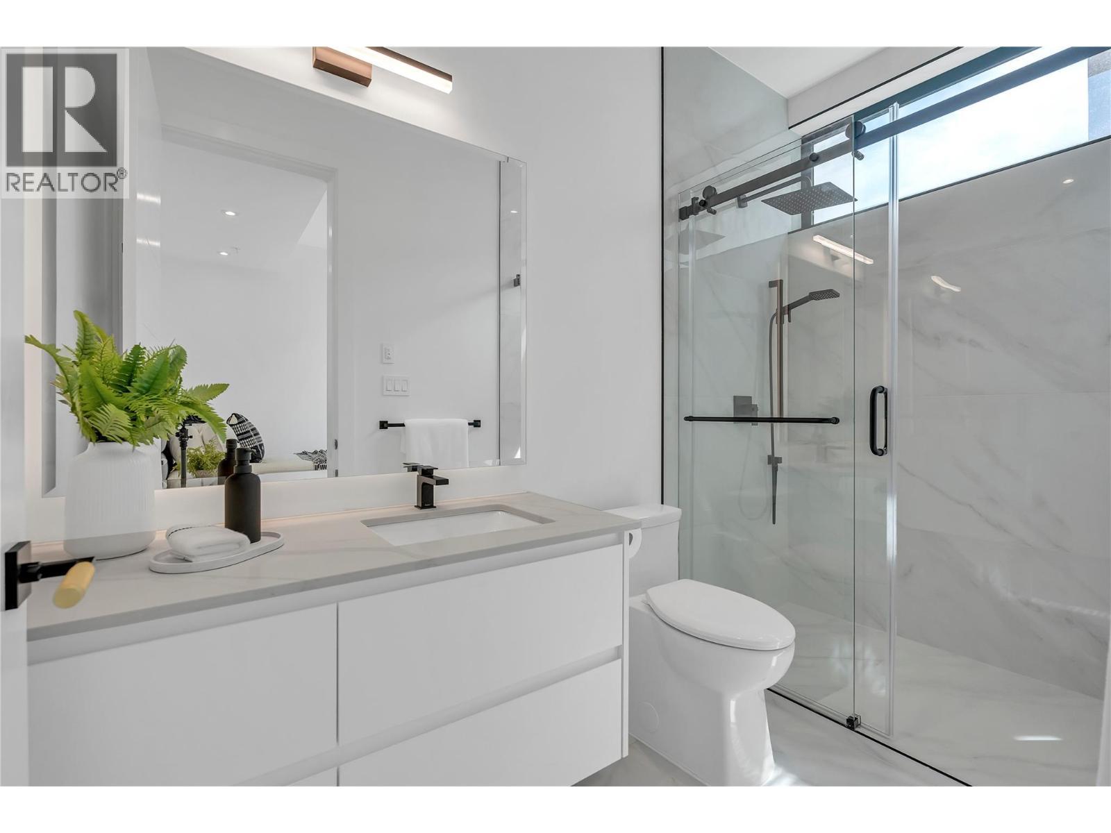 602 Lakeshore Drive Unit# 201, Penticton, BC - Indoor Photo Showing Bathroom