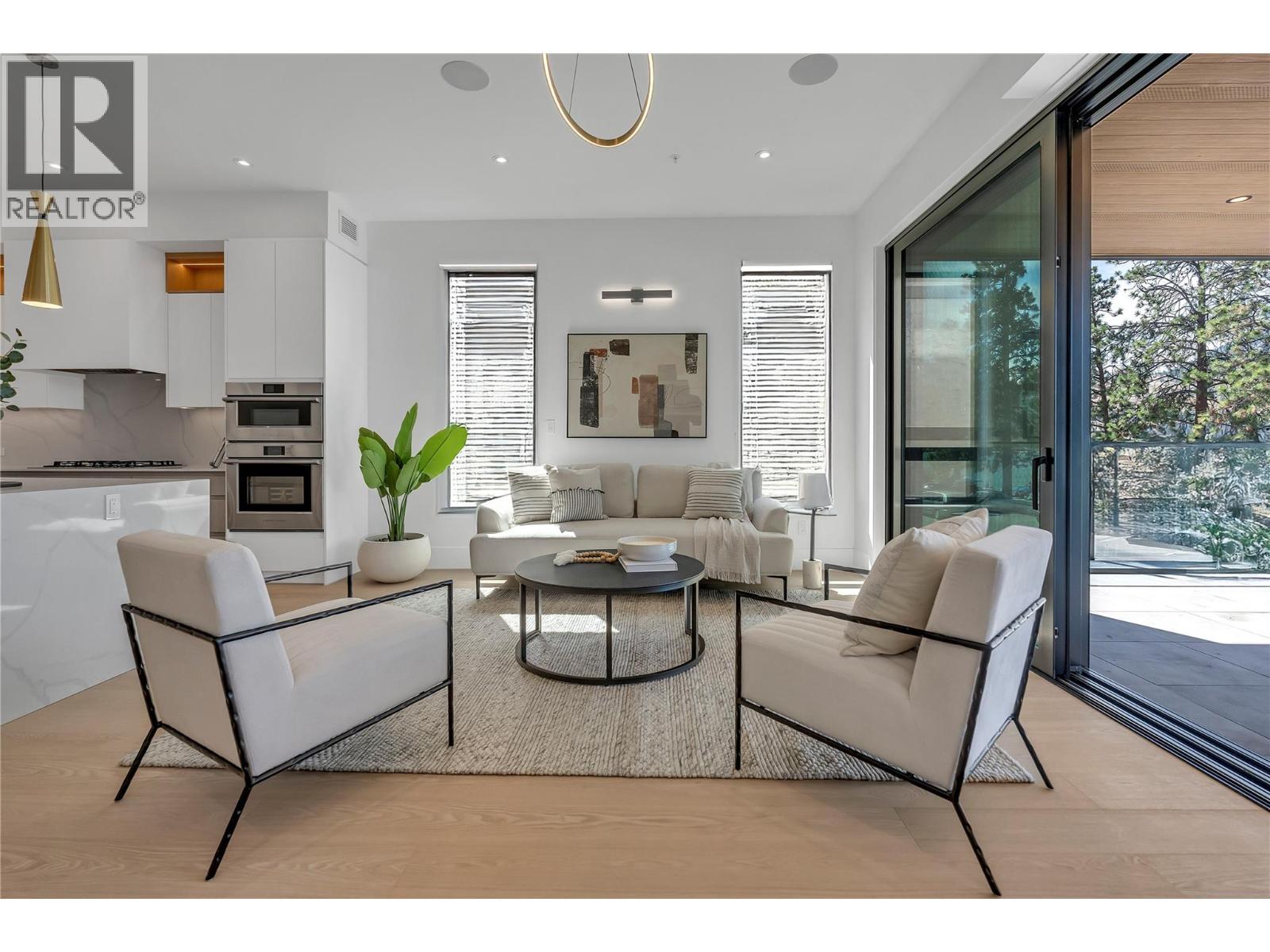 602 Lakeshore Drive Unit# 201, Penticton, BC - Indoor Photo Showing Living Room