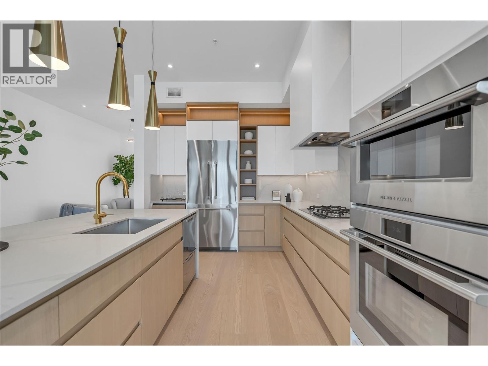 602 Lakeshore Drive Unit# 201, Penticton, BC - Indoor Photo Showing Kitchen With Upgraded Kitchen