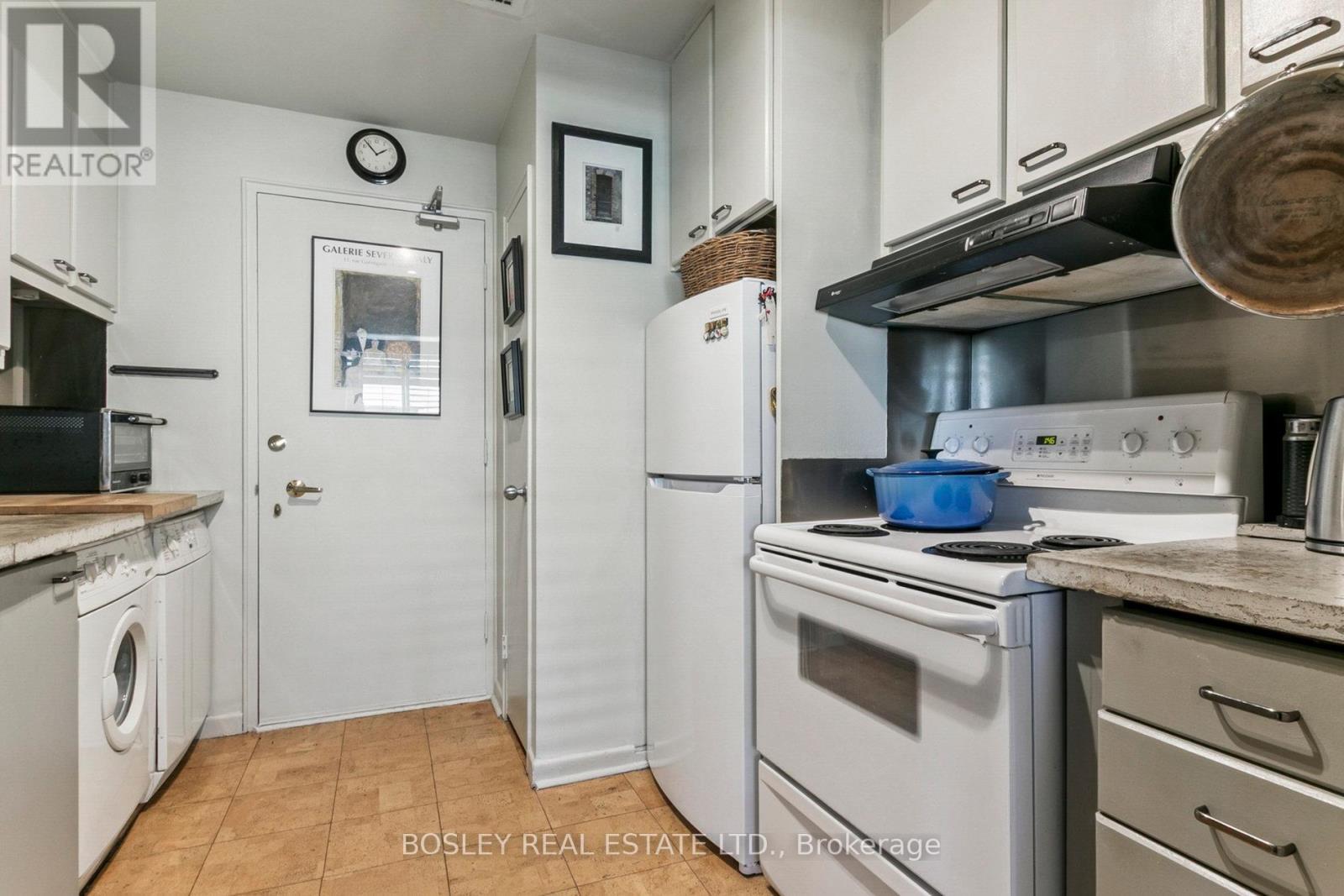 1001 - 575 Avenue Road Se, Toronto, ON - Indoor Photo Showing Kitchen