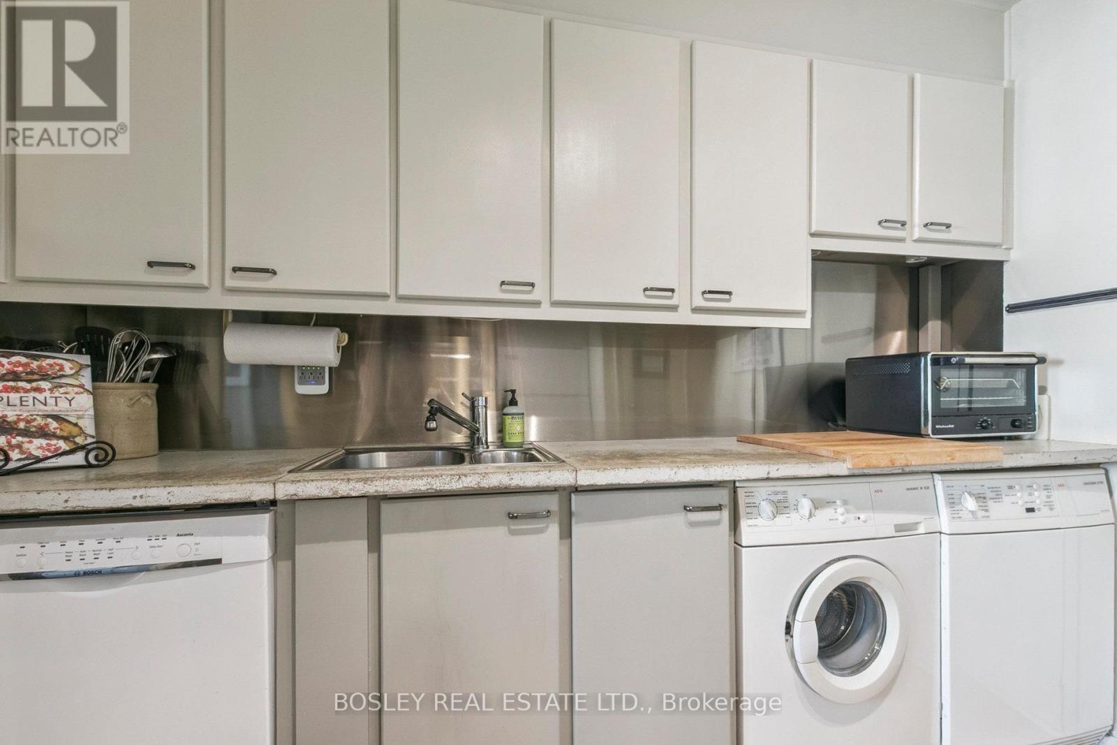 1001 - 575 Avenue Road Se, Toronto, ON - Indoor Photo Showing Laundry Room