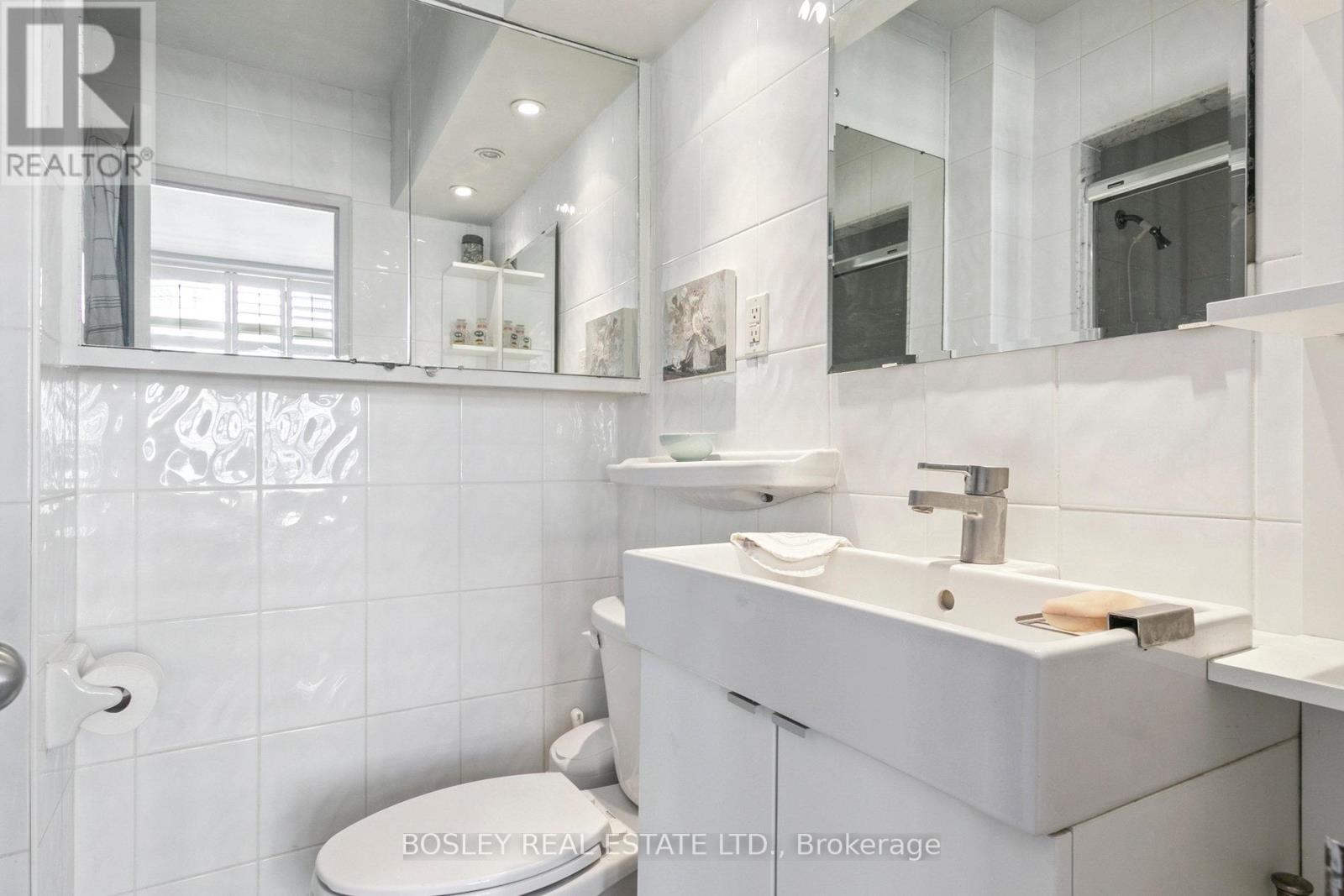 1001 - 575 Avenue Road Se, Toronto, ON - Indoor Photo Showing Bathroom