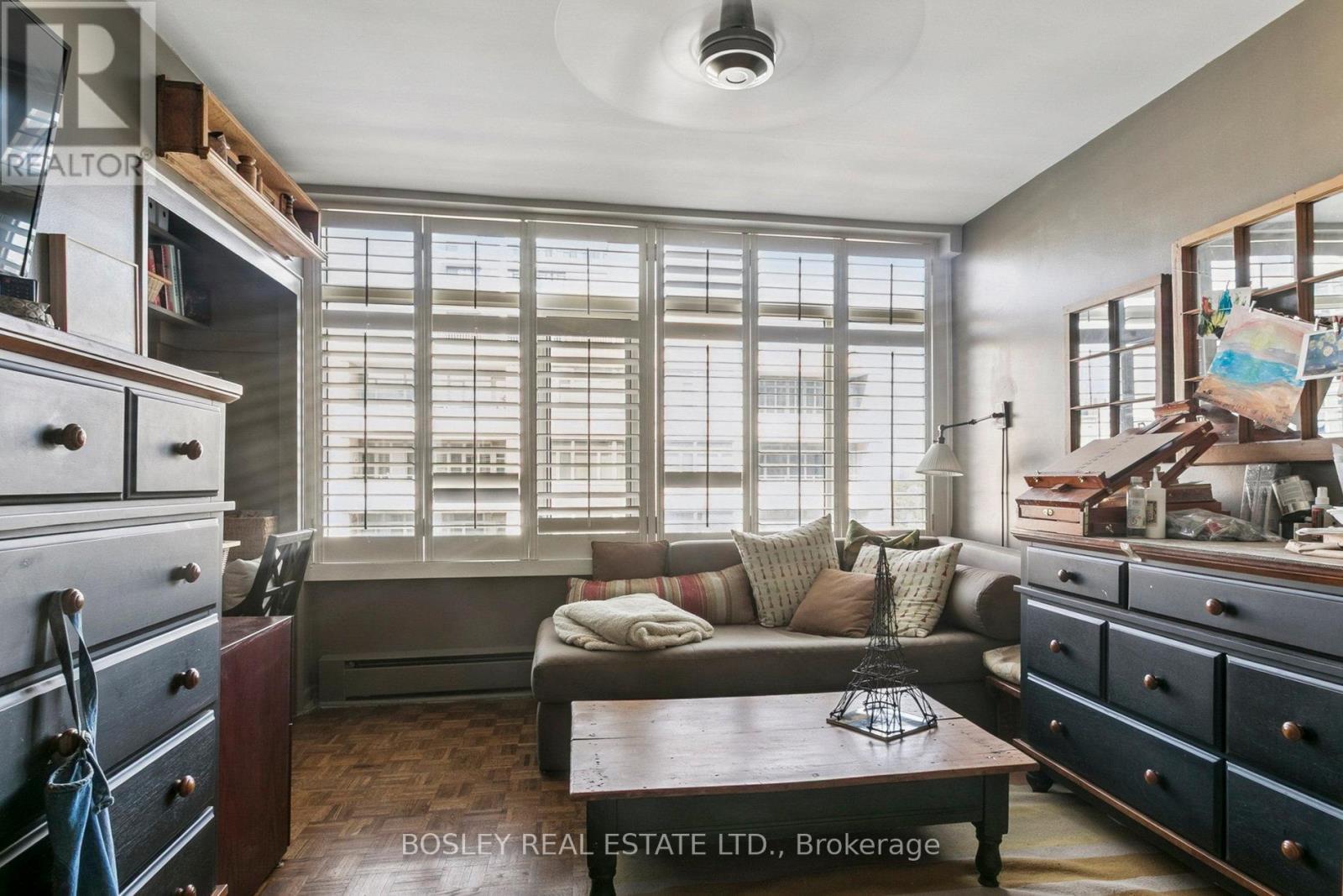 1001 - 575 Avenue Road Se, Toronto, ON - Indoor Photo Showing Living Room