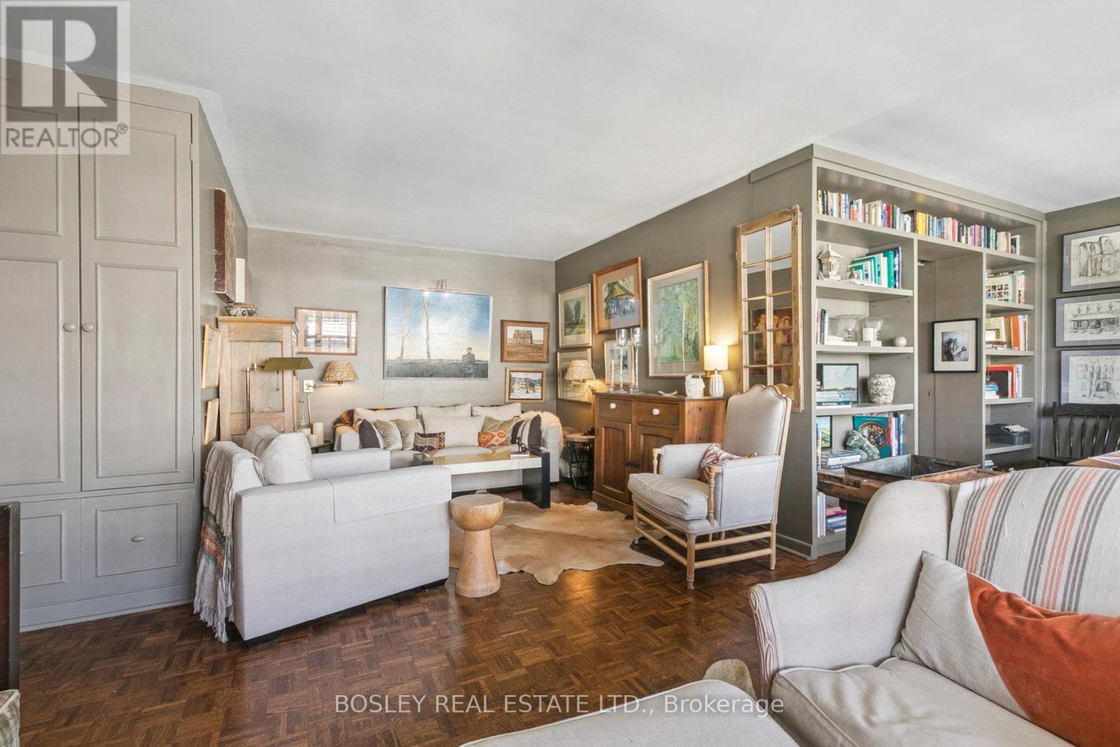 1001 - 575 Avenue Road Se, Toronto, ON - Indoor Photo Showing Living Room