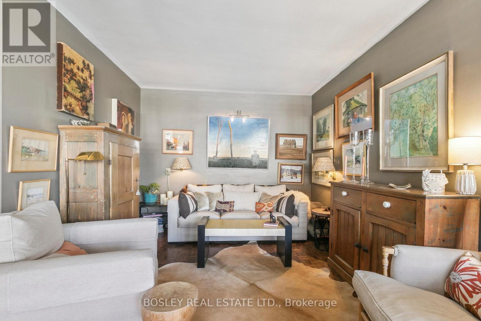 1001 - 575 Avenue Road Se, Toronto, ON - Indoor Photo Showing Living Room