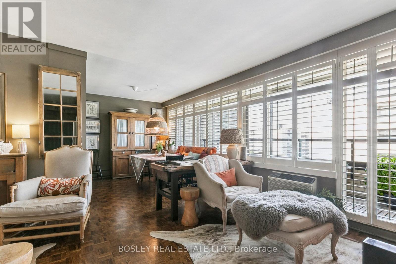 1001 - 575 Avenue Road Se, Toronto, ON - Indoor Photo Showing Living Room