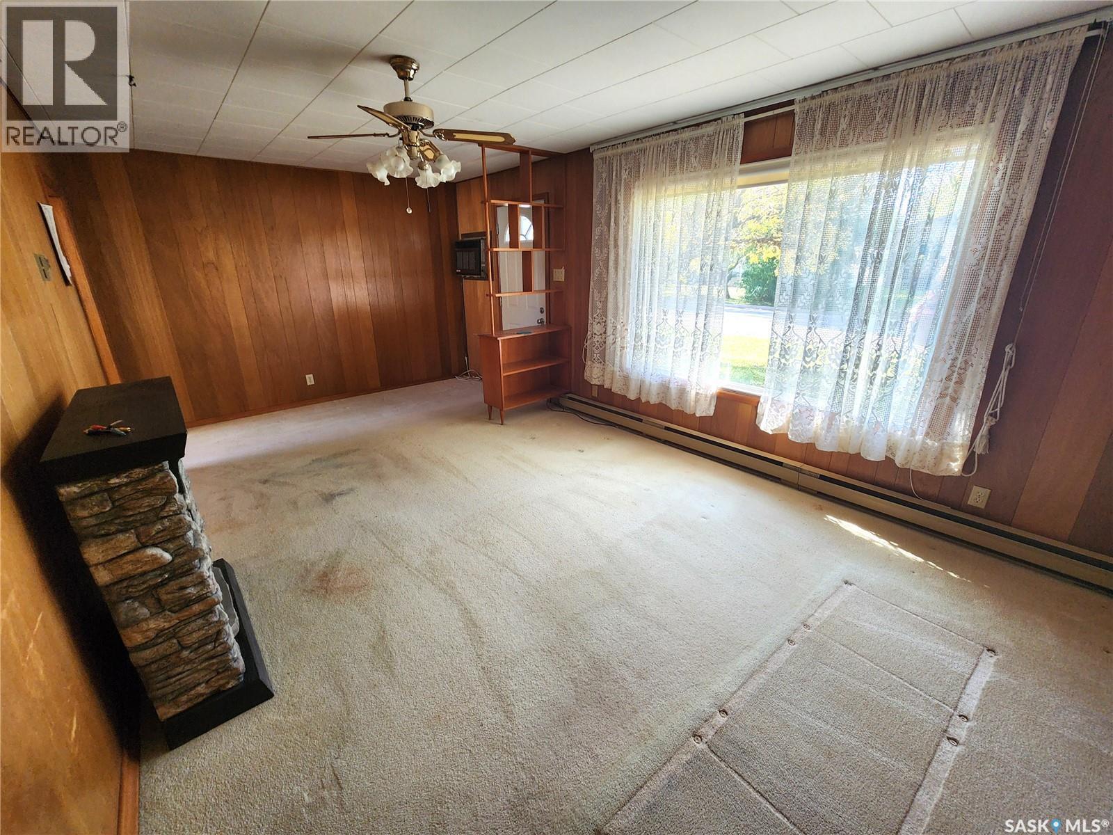 208 2Nd Avenue E, Lampman, SK - Indoor Photo Showing Other Room