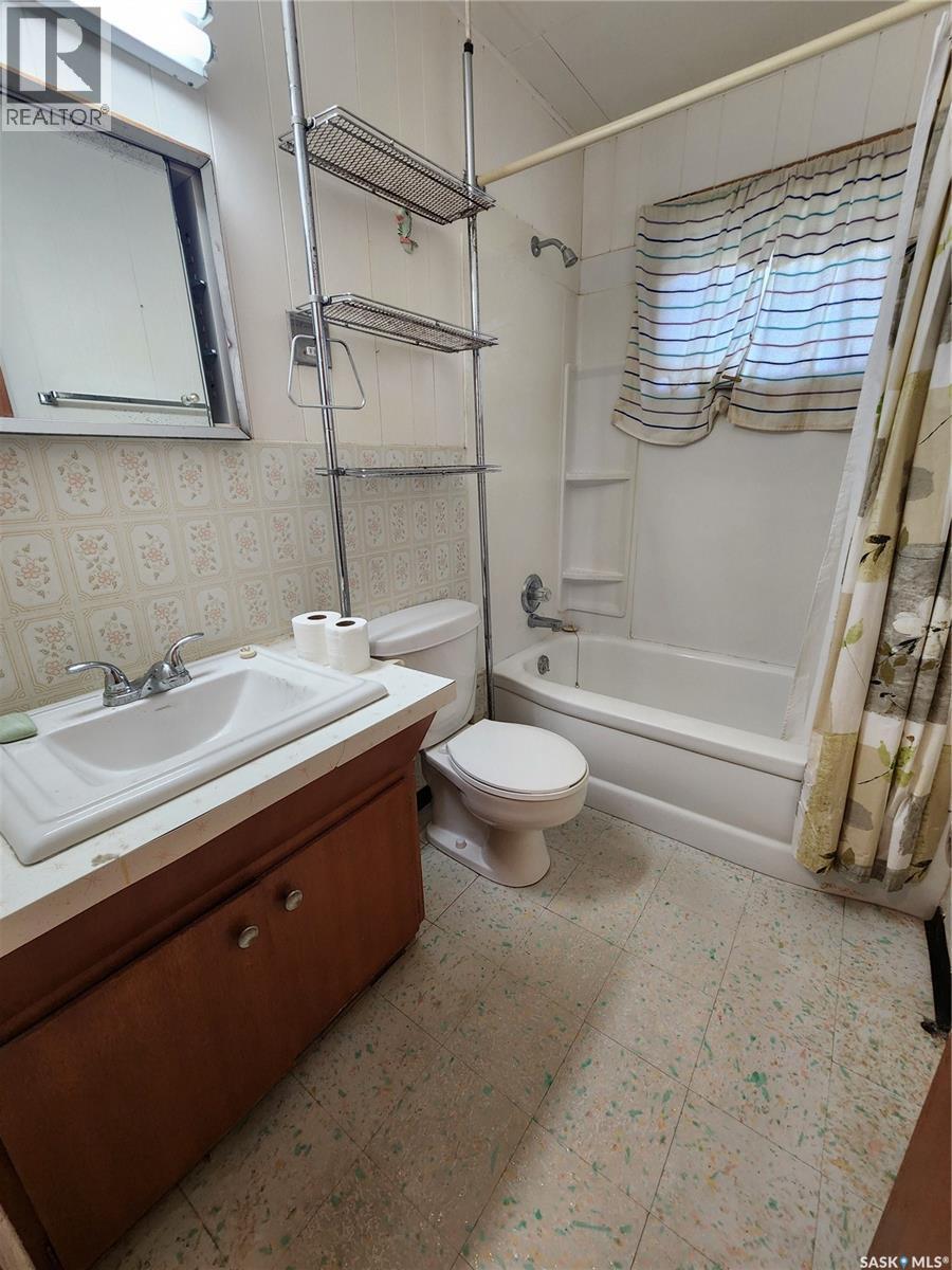 208 2Nd Avenue E, Lampman, SK - Indoor Photo Showing Bathroom