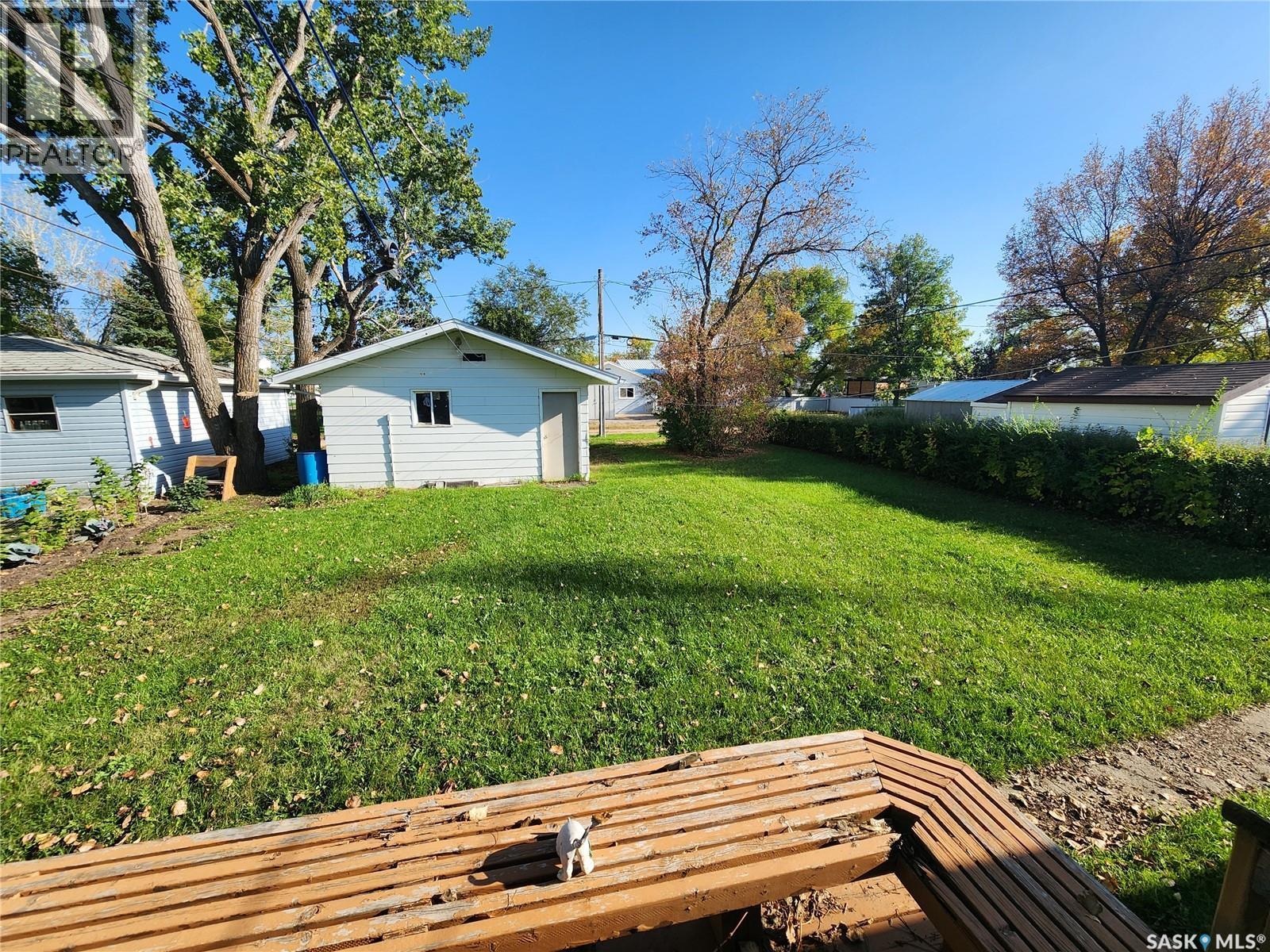 208 2Nd Avenue E, Lampman, SK - Outdoor