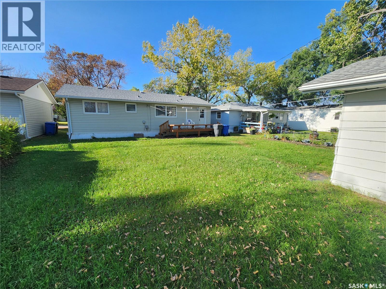 208 2Nd Avenue E, Lampman, SK - Outdoor