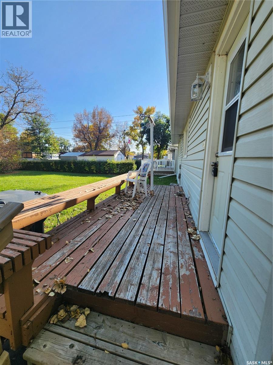 208 2Nd Avenue E, Lampman, SK - Outdoor