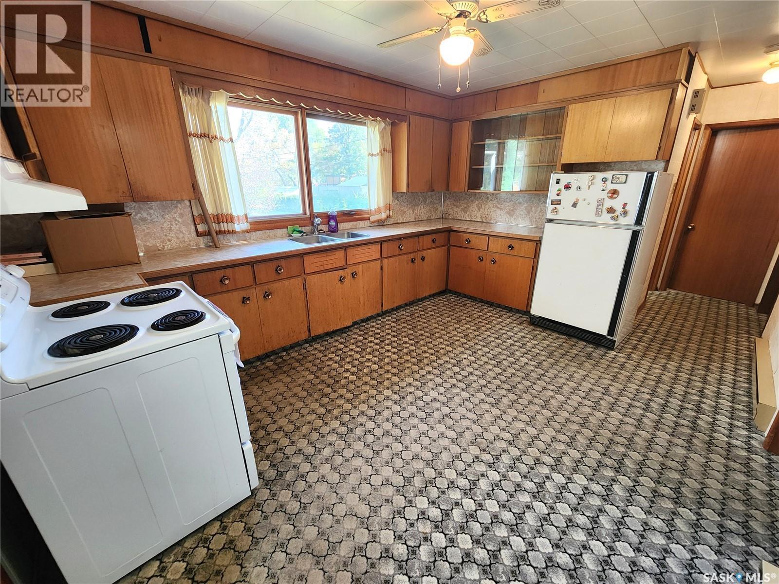 208 2Nd Avenue E, Lampman, SK - Indoor Photo Showing Kitchen With Double Sink