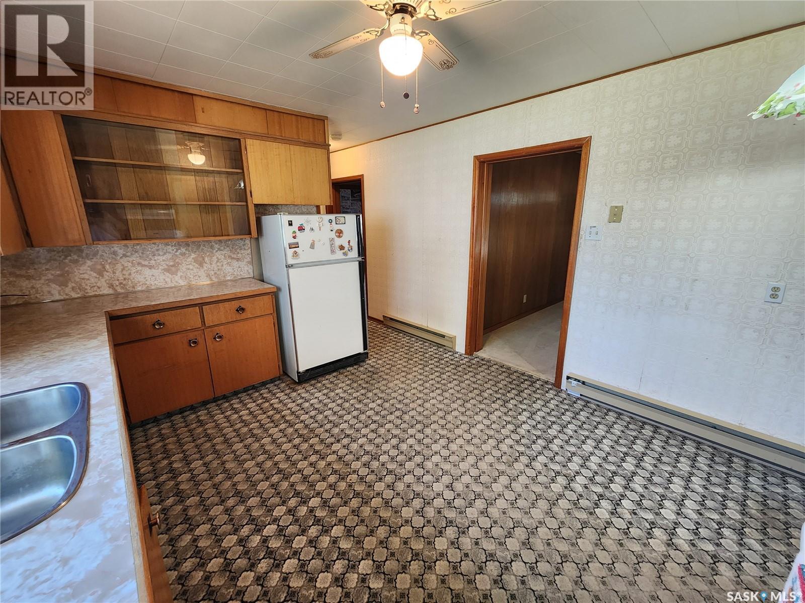208 2Nd Avenue E, Lampman, SK - Indoor Photo Showing Kitchen With Double Sink