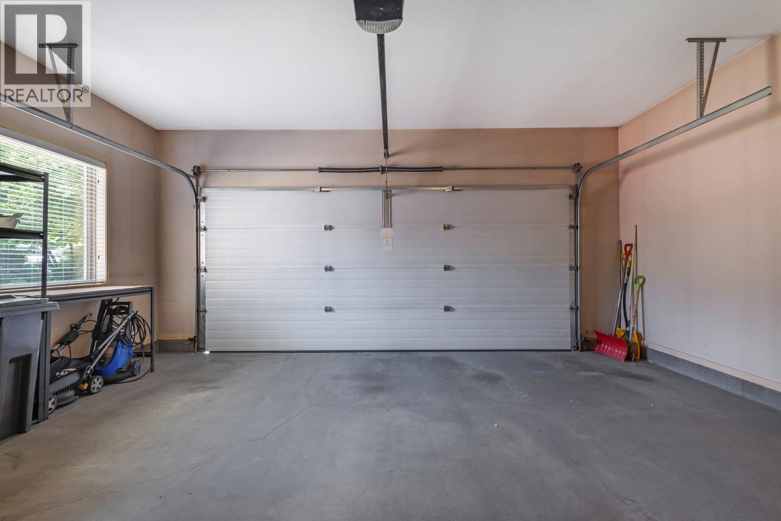 610 Arrowleaf Lane, Kelowna, BC - Indoor Photo Showing Garage