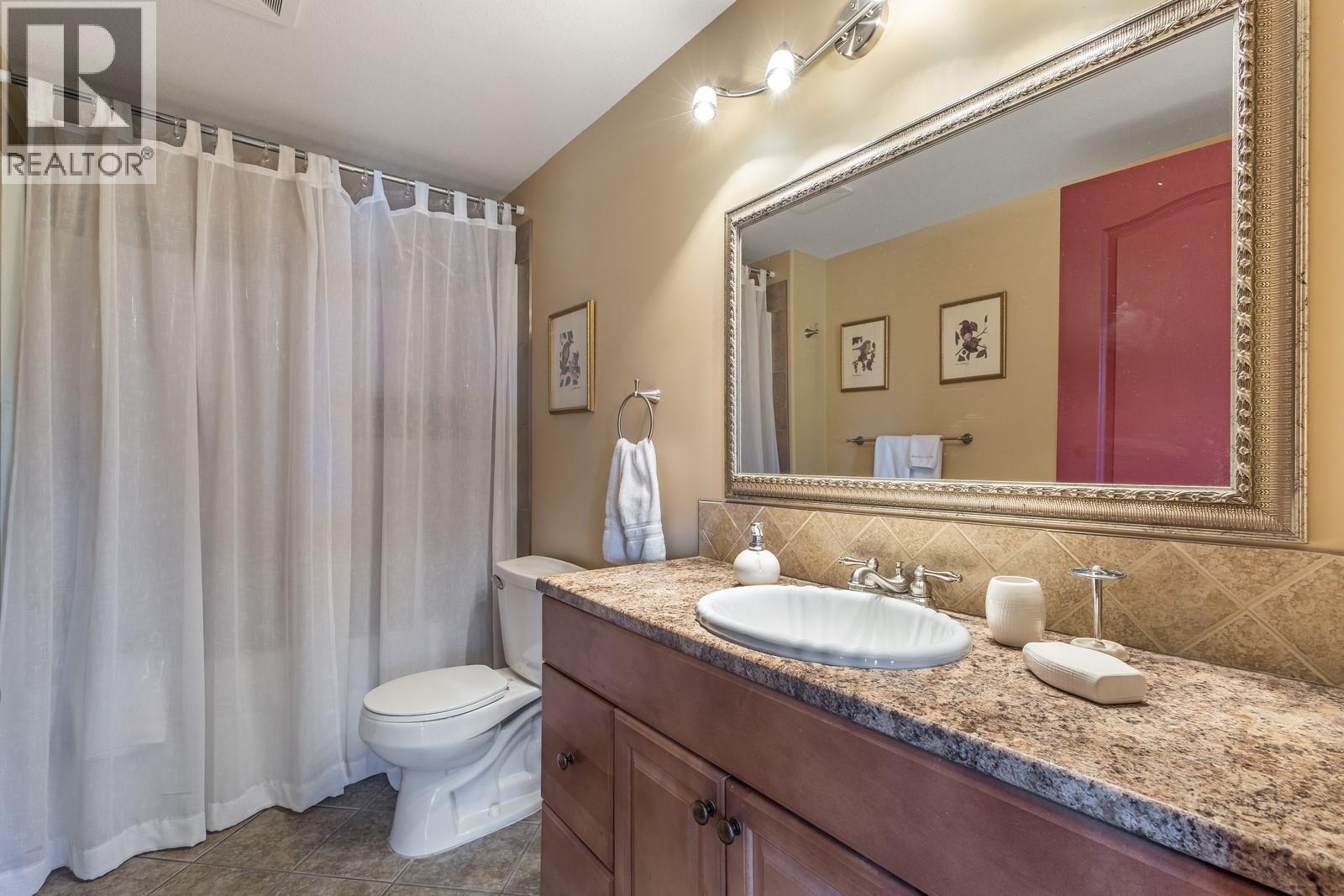 Lower level full bathroom - 610 Arrowleaf Lane, Kelowna, BC - Indoor Photo Showing Bathroom