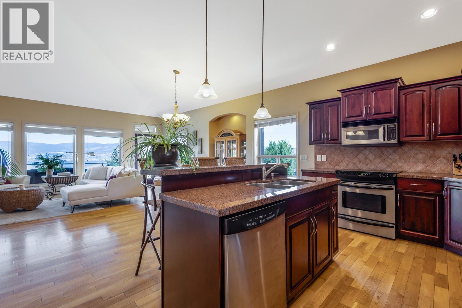 610 Arrowleaf Lane, Kelowna, BC - Indoor Photo Showing Kitchen With Double Sink