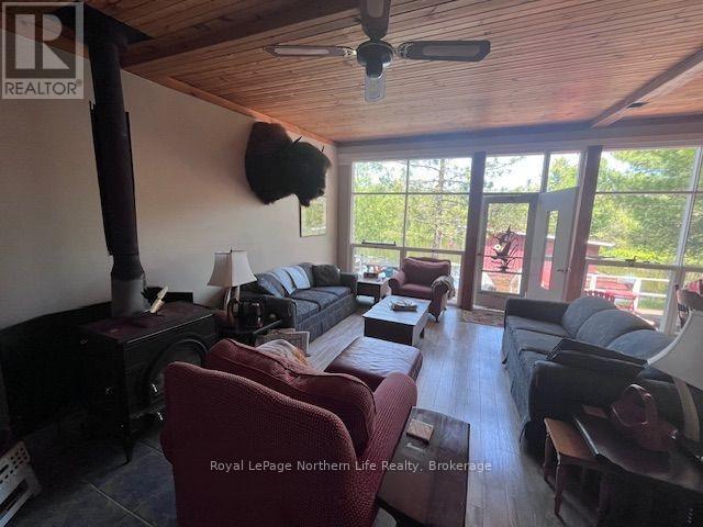 144 Lake Temagami Isl 25 Island, Temagami, ON - Indoor Photo Showing Living Room