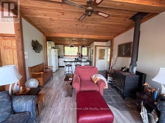 144 Lake Temagami Isl 25 Island, Temagami, ON - Indoor Photo Showing Living Room