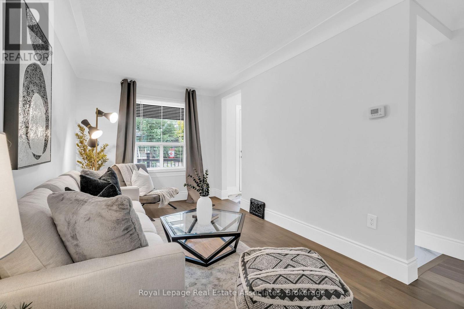 10 Gordon Street, Hamilton, ON - Indoor Photo Showing Living Room