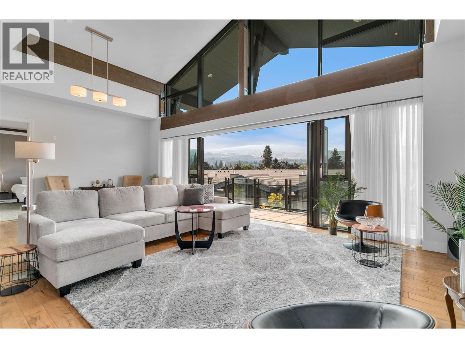 580 Sarsons Road Unit# 407, Kelowna, BC - Indoor Photo Showing Living Room