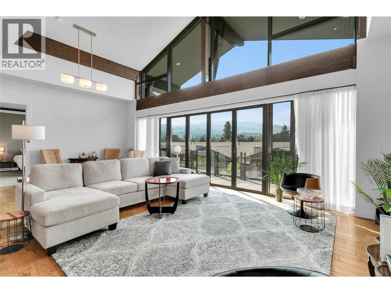 580 Sarsons Road Unit# 407, Kelowna, BC - Indoor Photo Showing Living Room