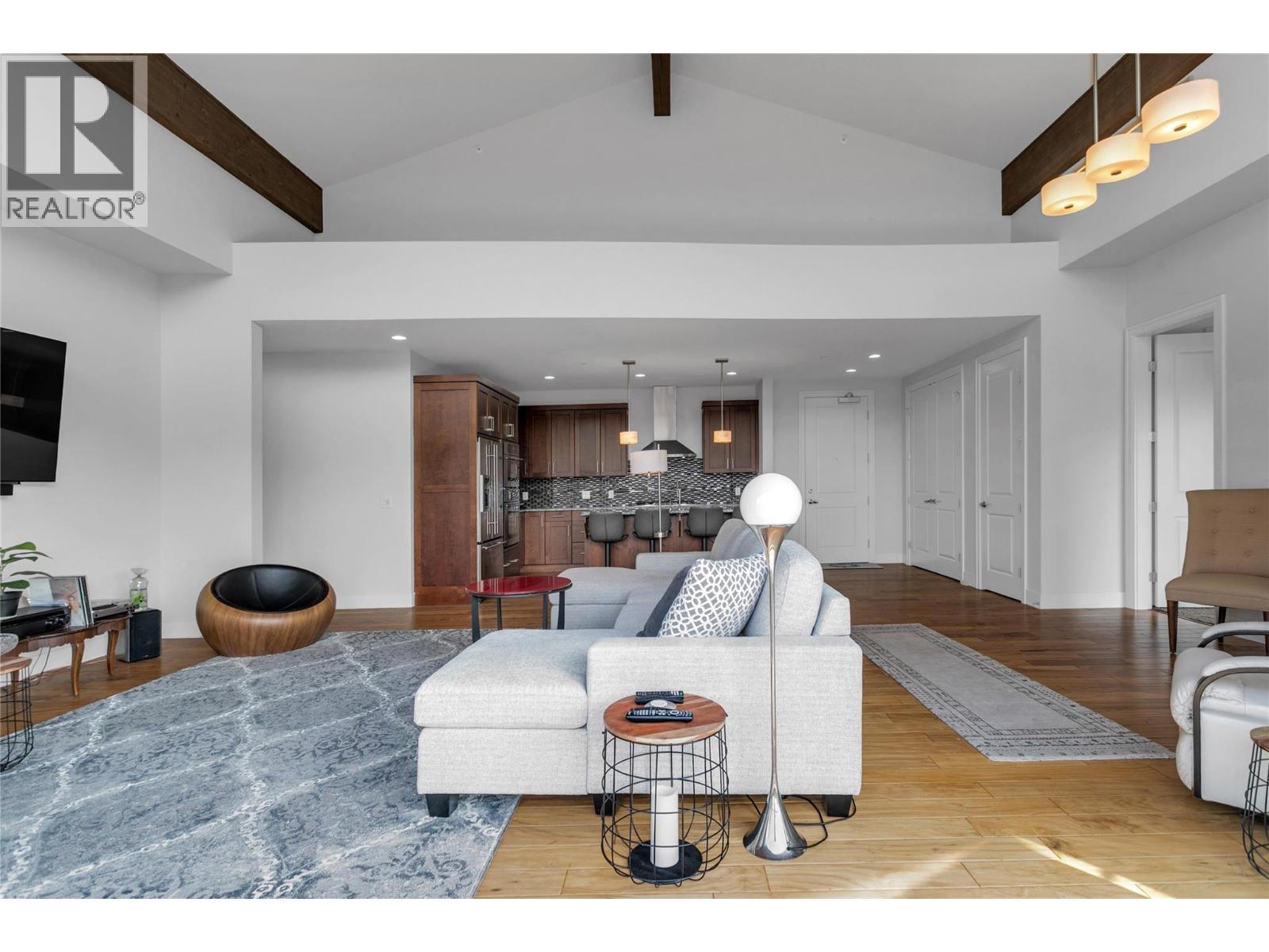 580 Sarsons Road Unit# 407, Kelowna, BC - Indoor Photo Showing Living Room
