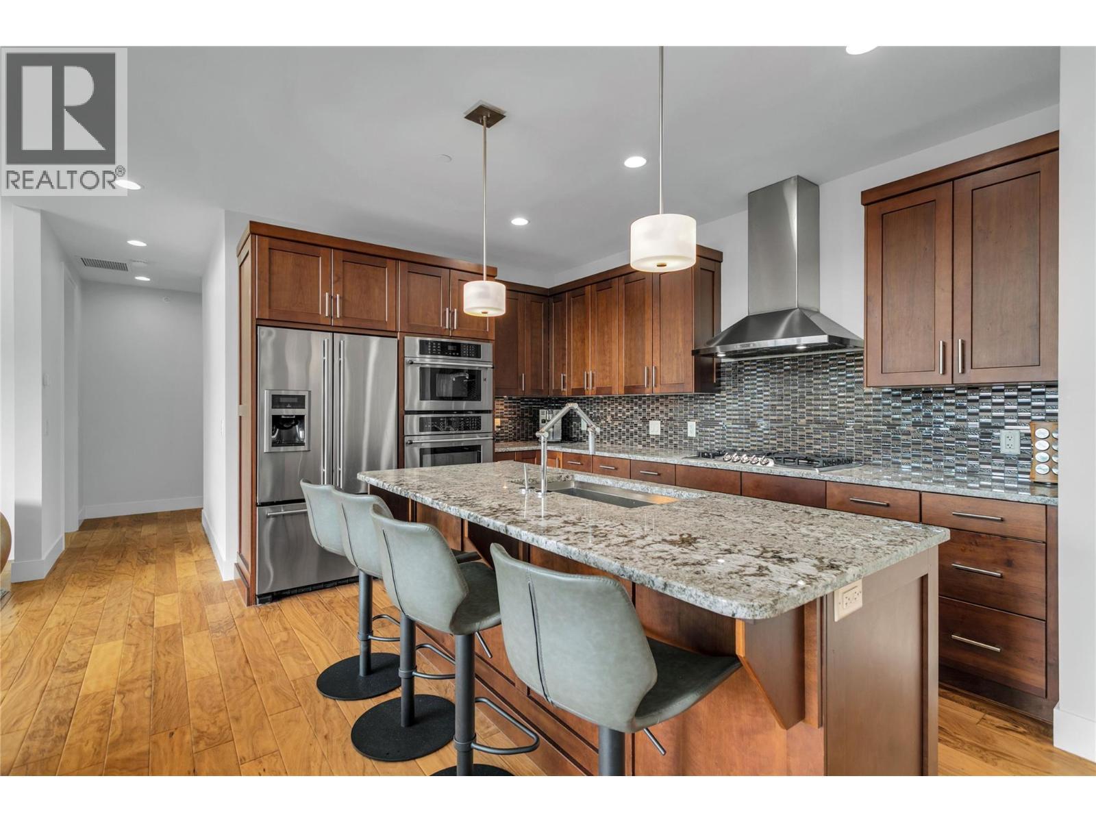 580 Sarsons Road Unit# 407, Kelowna, BC - Indoor Photo Showing Kitchen With Upgraded Kitchen