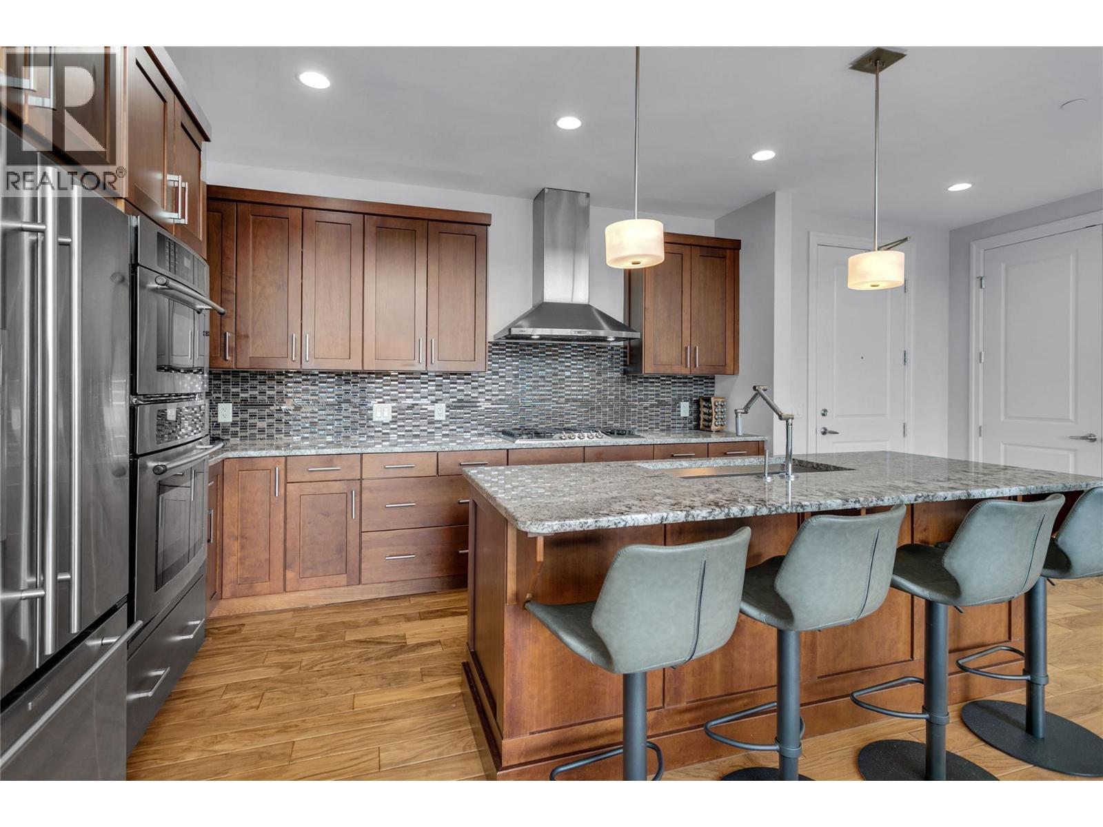 580 Sarsons Road Unit# 407, Kelowna, BC - Indoor Photo Showing Kitchen With Upgraded Kitchen