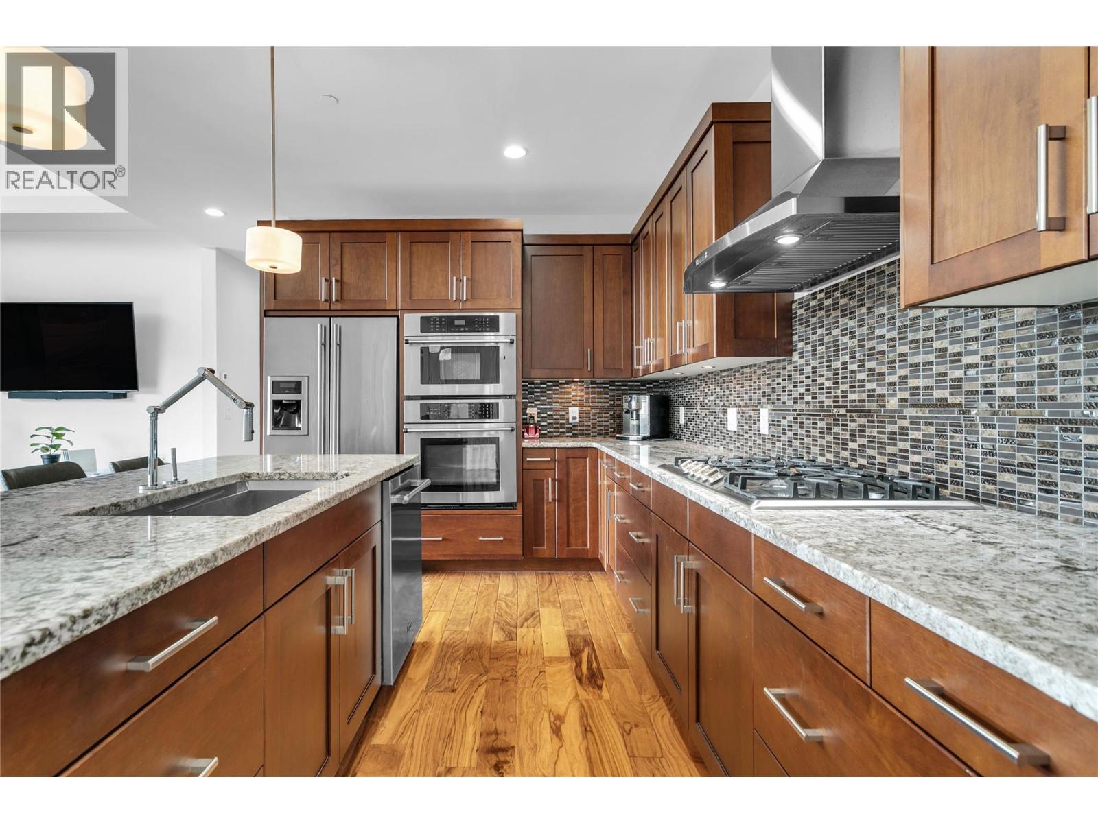 580 Sarsons Road Unit# 407, Kelowna, BC - Indoor Photo Showing Kitchen With Upgraded Kitchen