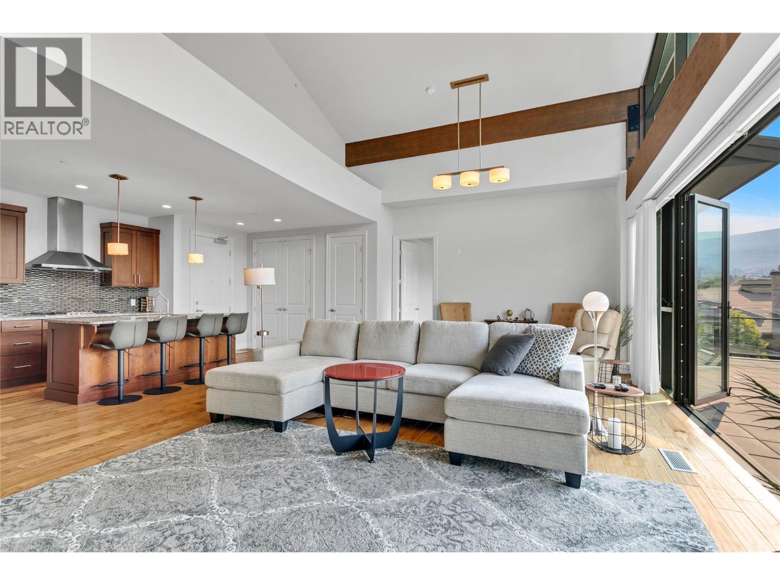 580 Sarsons Road Unit# 407, Kelowna, BC - Indoor Photo Showing Living Room