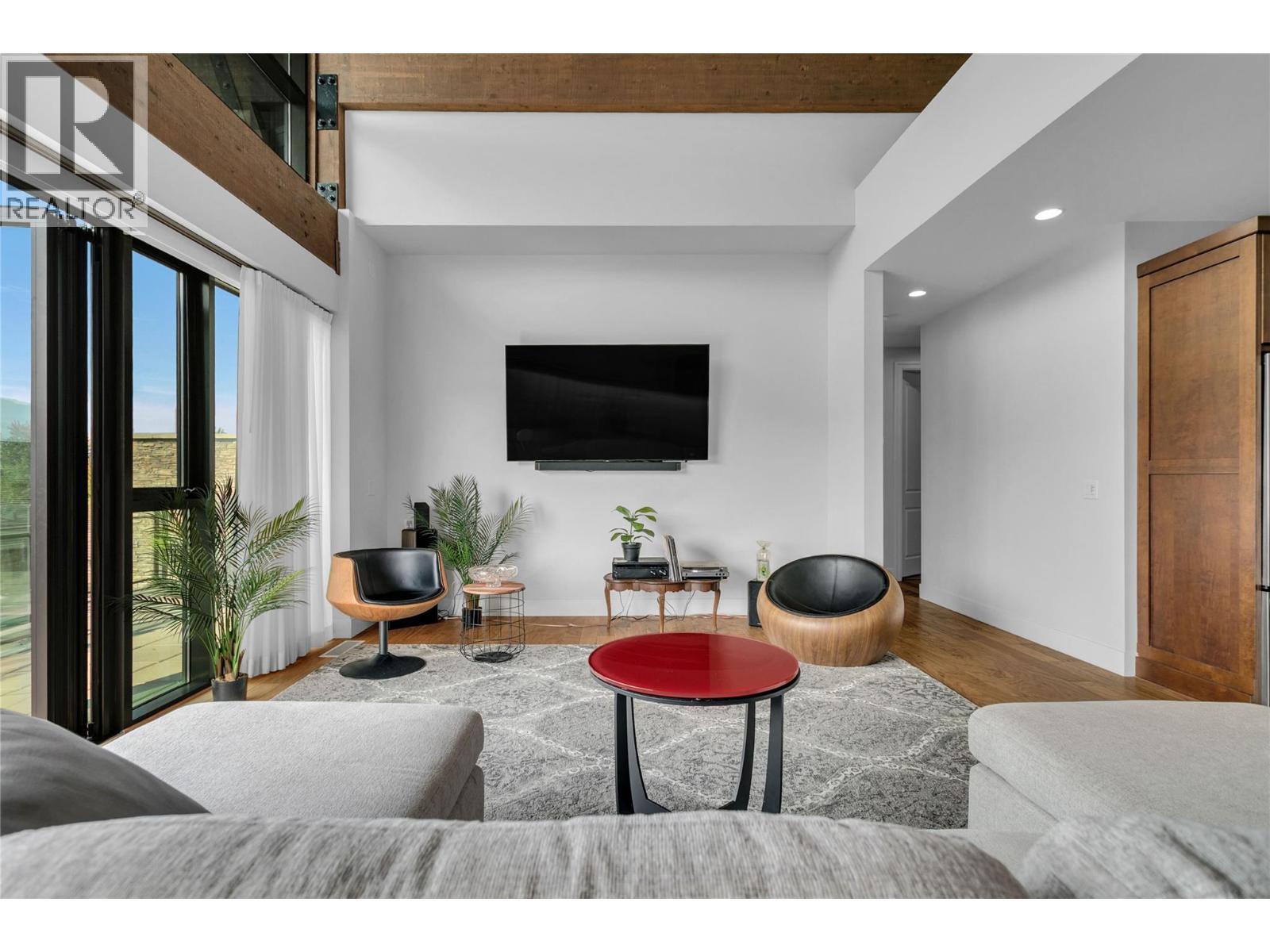 580 Sarsons Road Unit# 407, Kelowna, BC - Indoor Photo Showing Living Room