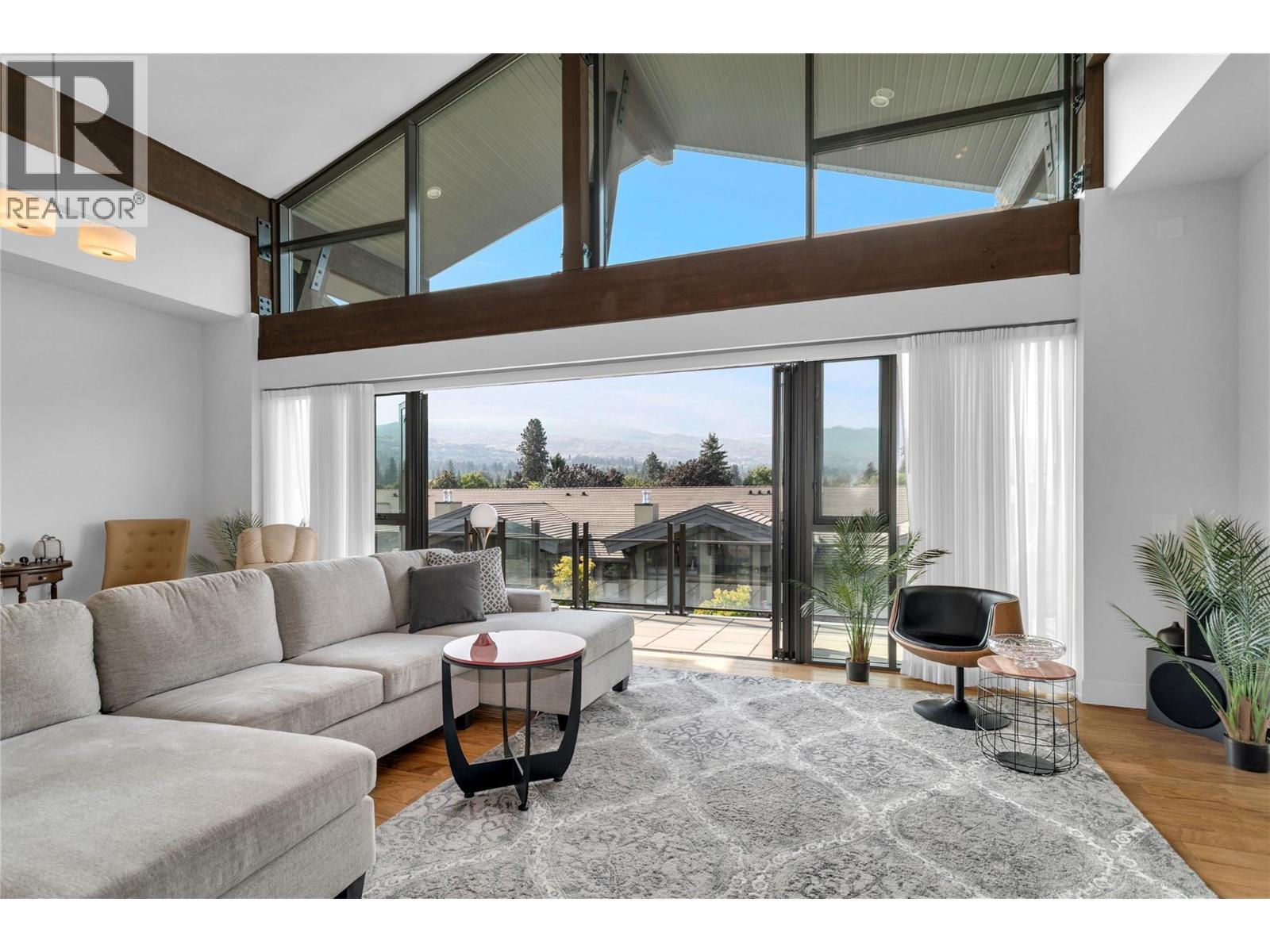 580 Sarsons Road Unit# 407, Kelowna, BC - Indoor Photo Showing Living Room