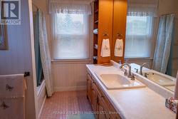 Main 4-pc bath - 2nd Floor -