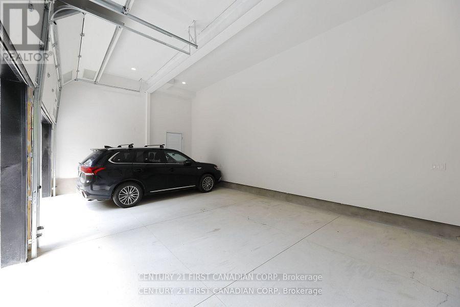 858 William Street, London East (East B), ON - Indoor Photo Showing Garage