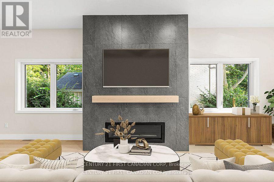 858 William Street, London East (East B), ON - Indoor Photo Showing Living Room With Fireplace