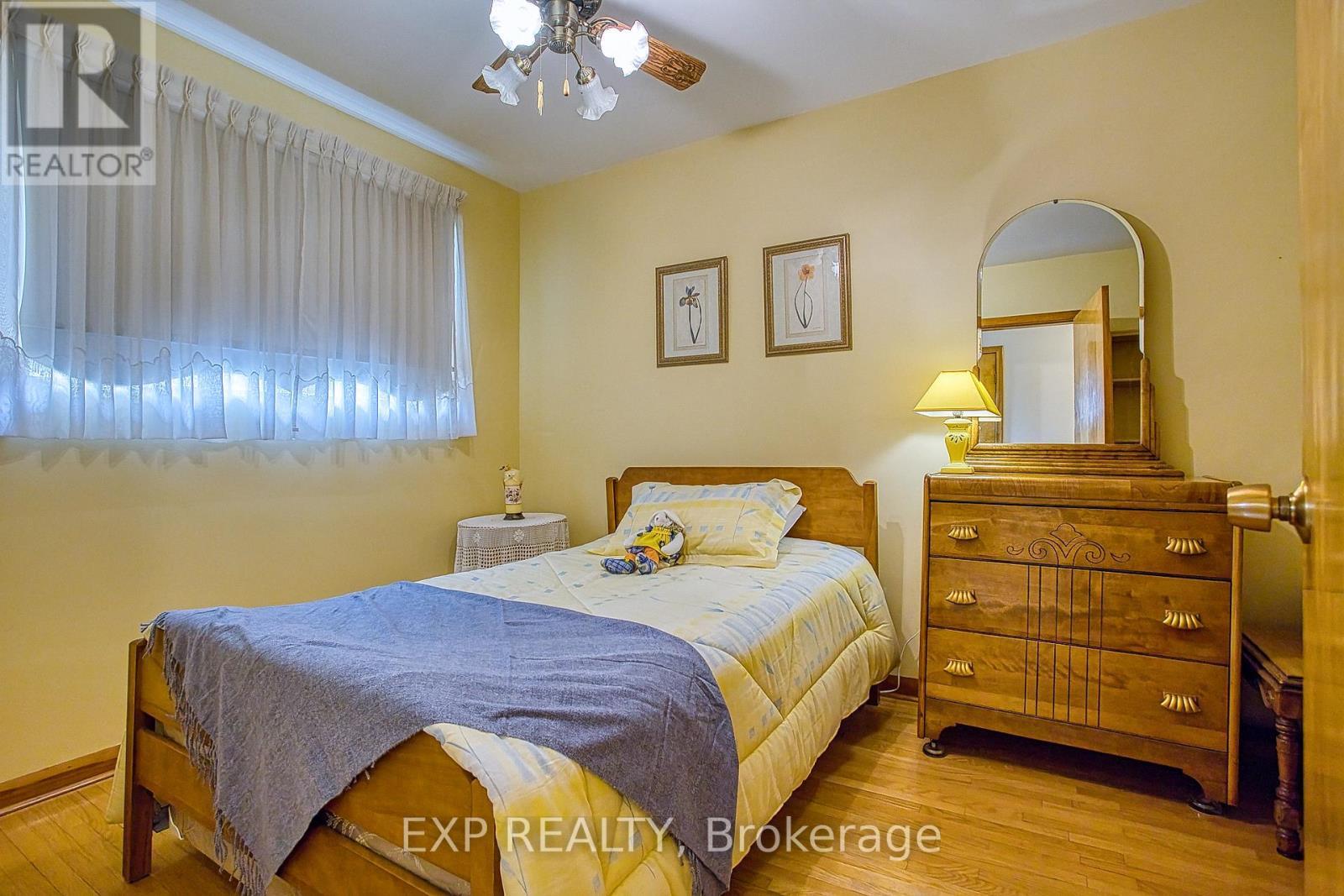 633 Rosseau Road, Hamilton, ON - Indoor Photo Showing Bedroom