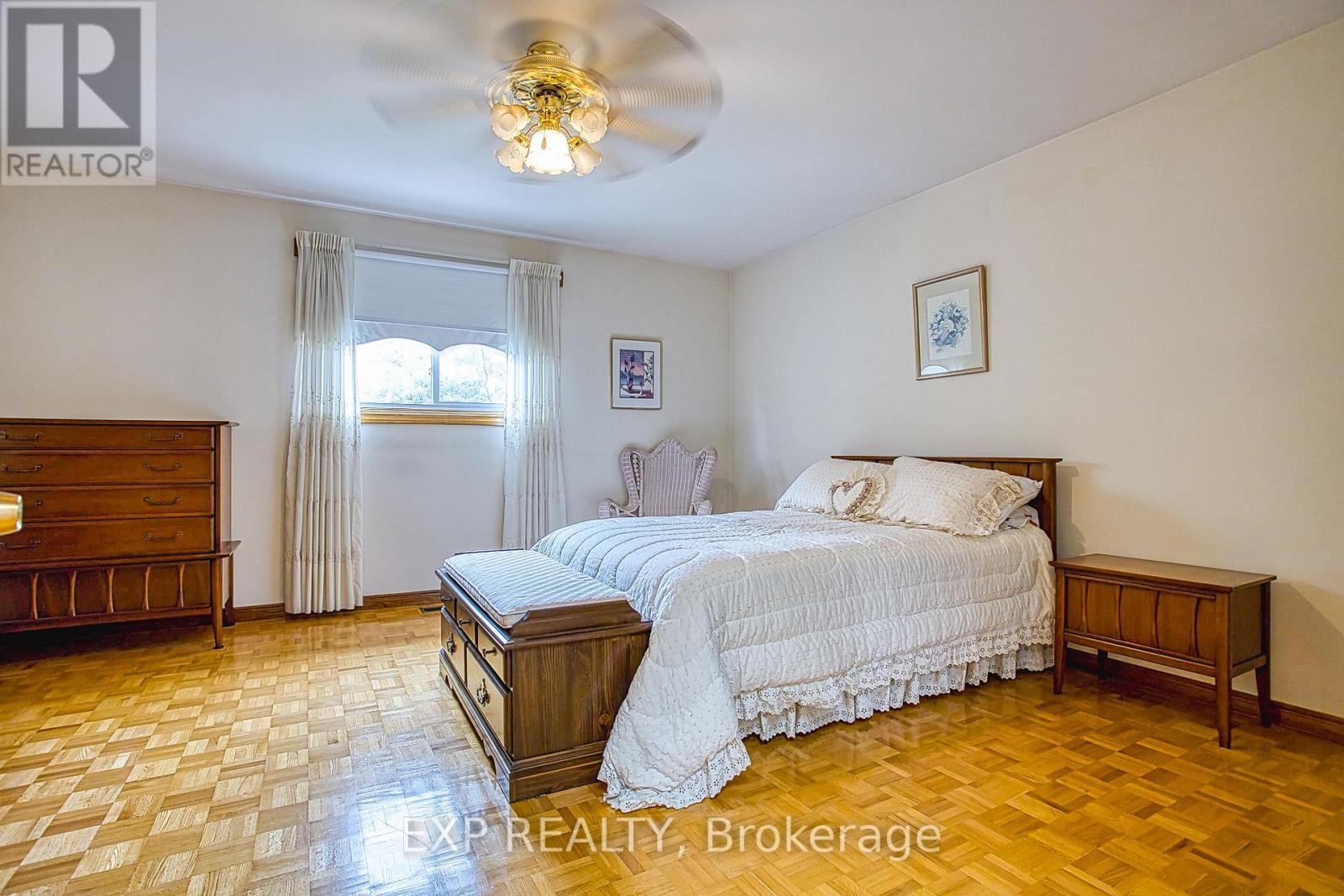 633 Rosseau Road, Hamilton, ON - Indoor Photo Showing Bedroom