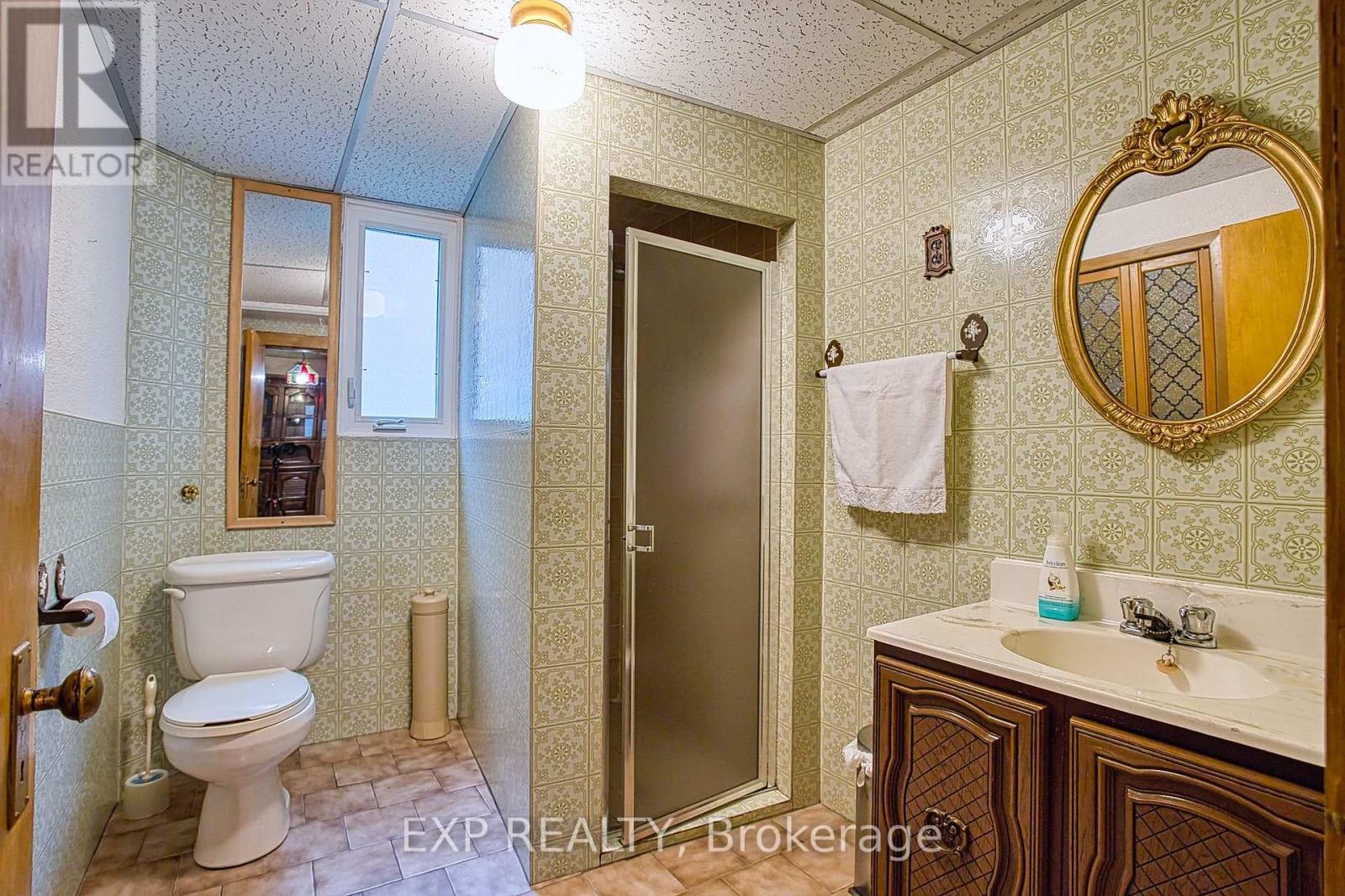 633 Rosseau Road, Hamilton, ON - Indoor Photo Showing Bathroom