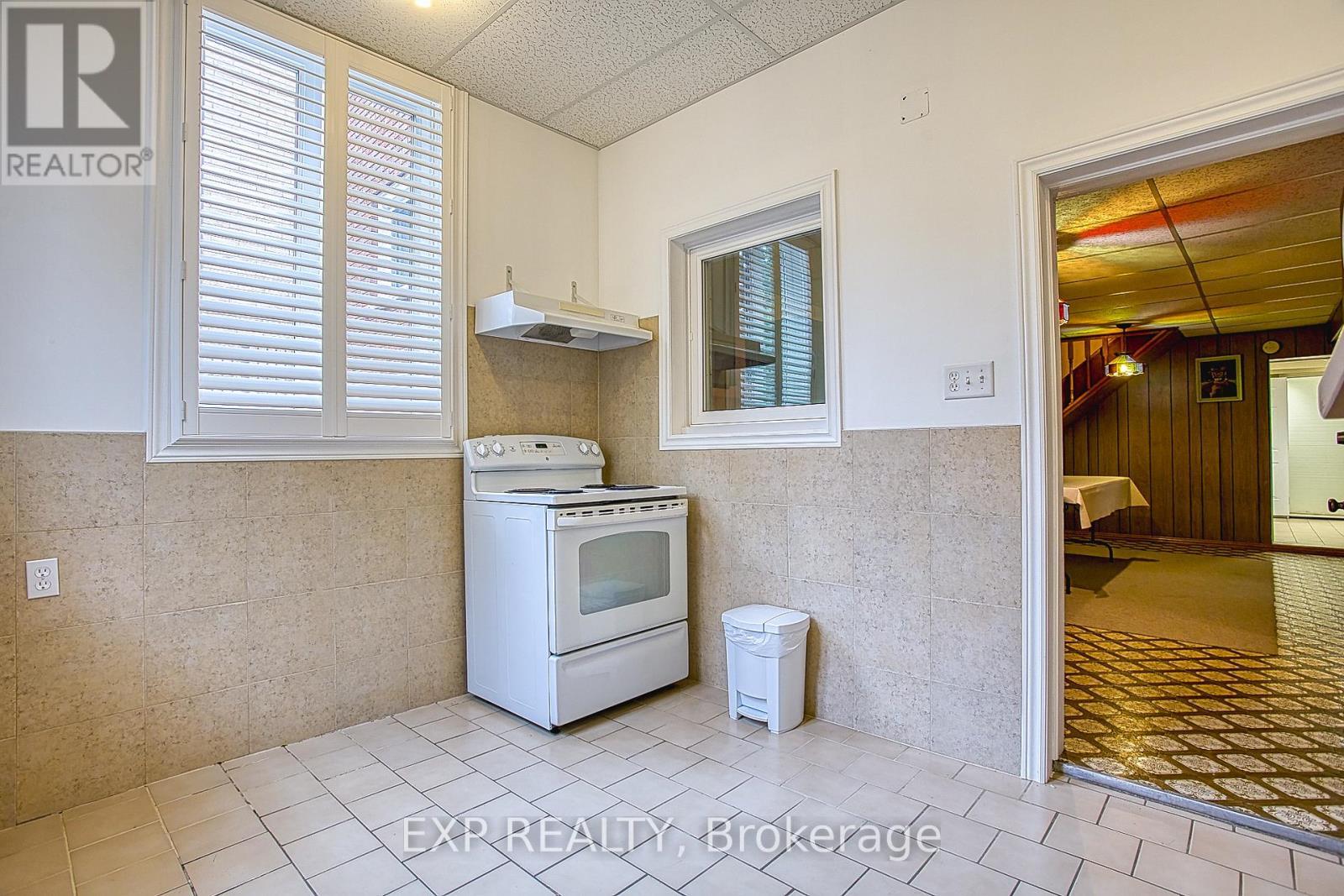633 Rosseau Road, Hamilton, ON - Indoor Photo Showing Kitchen