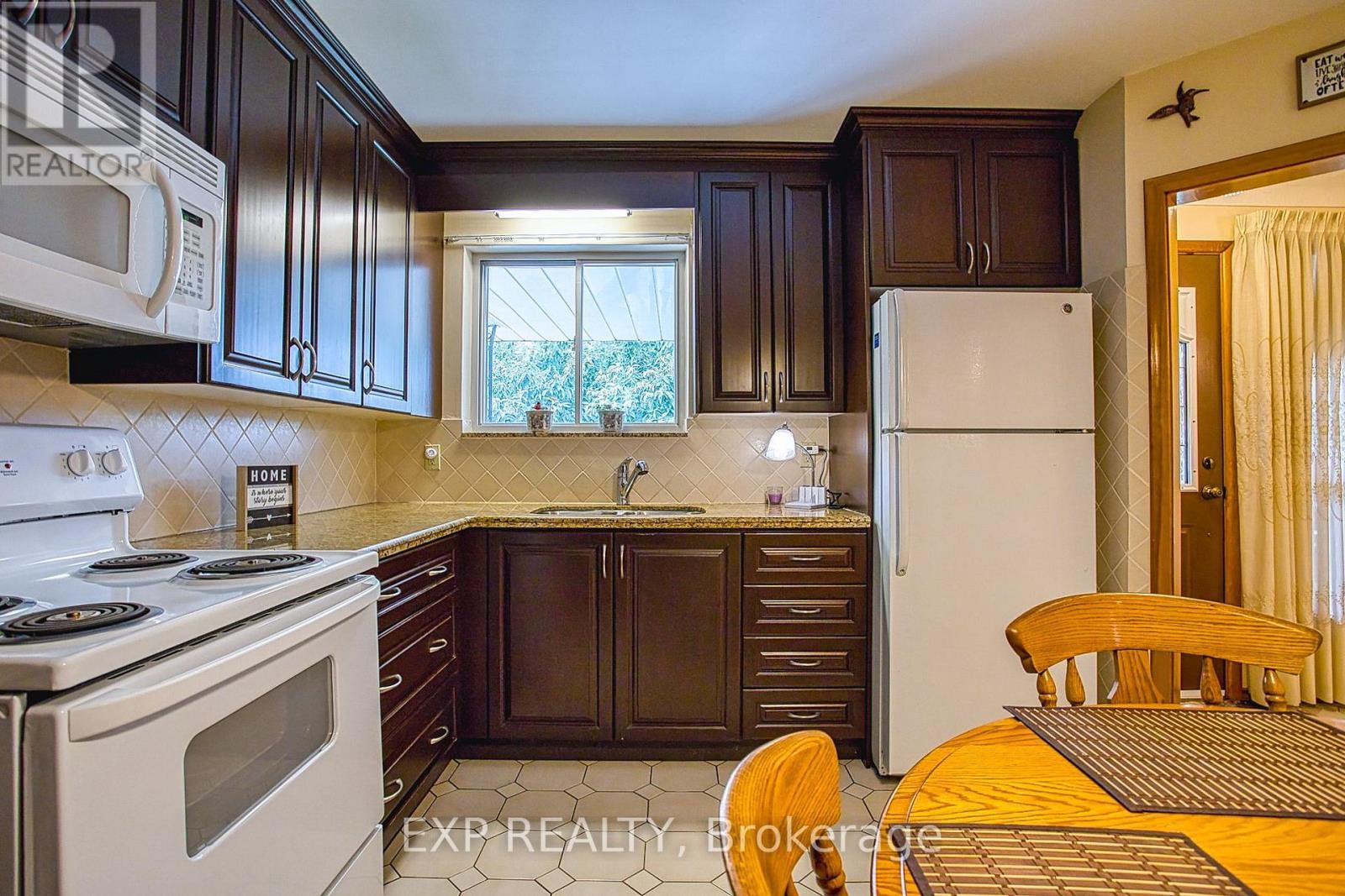 633 Rosseau Road, Hamilton, ON - Indoor Photo Showing Kitchen